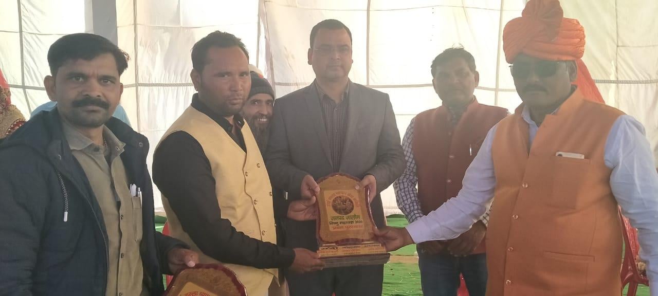 बैंड मालिक को शील्ड देते एसडीएम बैंड मालिक को शील्ड देते एसडीएम