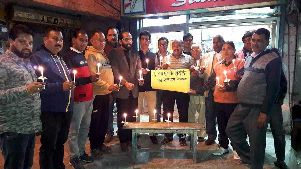 हरबर्टपुर में शहीदों को श्रद्धांजलि देते पछवादून विकास मंच के कार्यकर्ता। हरबर्टपुर में शहीदों को श्रद्धांजलि देते पछवादून विकास मंच के कार्यकर्ता।