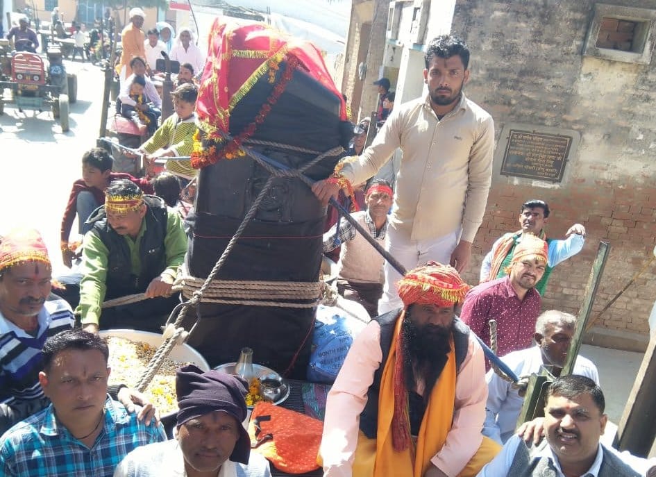 बाबरी क्षेत्र केगांव कैडी में मूर्ति की प्राणप्रतिष्ठा के दौरान निकली शोभायात्रा। बाबरी क्षेत्र केगांव कैडी में मूर्ति की प्राणप्रतिष्ठा के दौरान निकली शोभायात्रा।