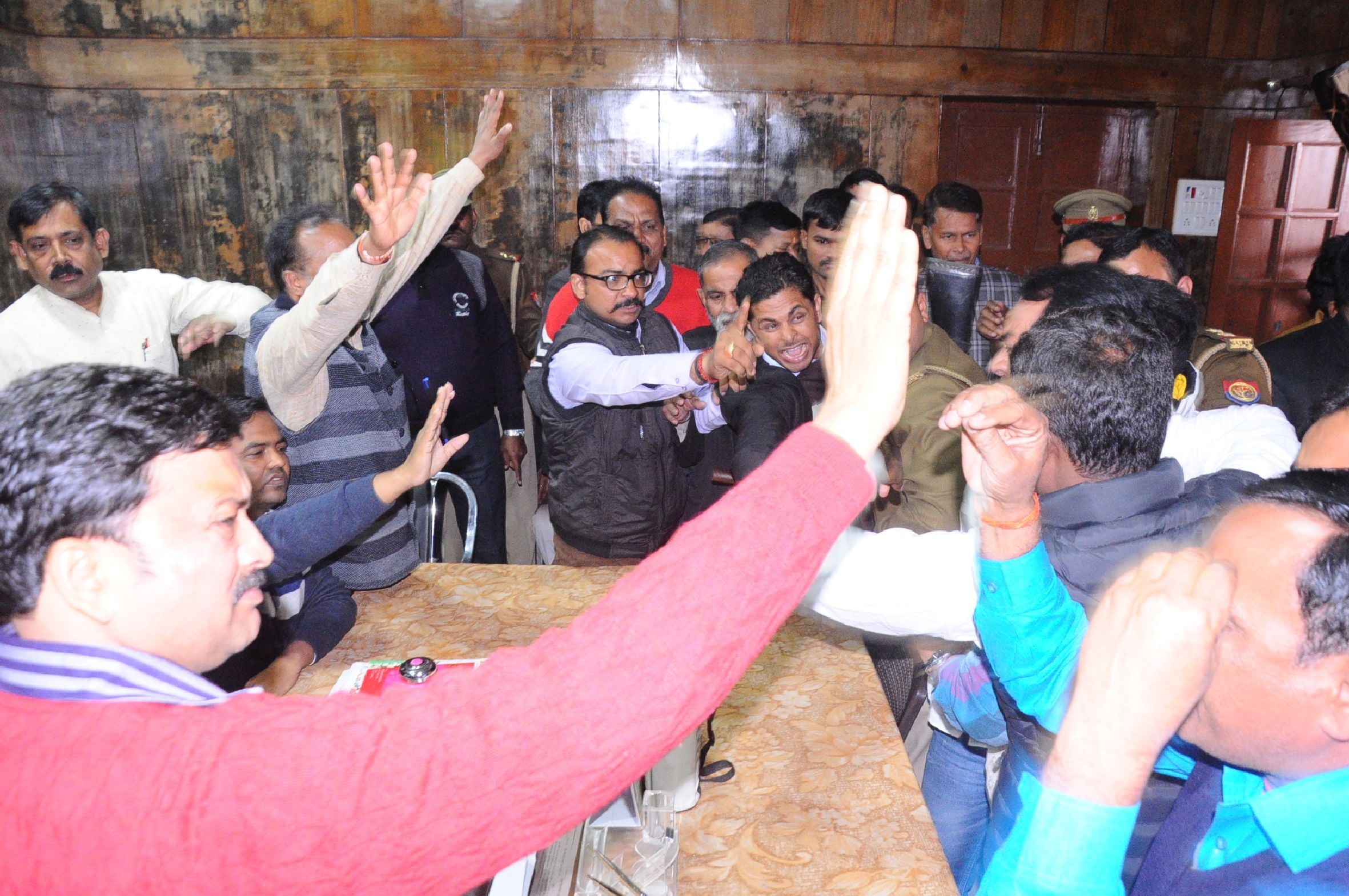 बहराइच के नगर पालिका कार्यालय में शनिवार को अधिवक्ता व कर्मचारी के बीच हुए विवाद के बाद ईओ के कार? बहराइच के नगर पालिका कार्यालय में शनिवार को अधिवक्ता व कर्मचारी के बीच हुए विवाद के बाद ईओ के कार?