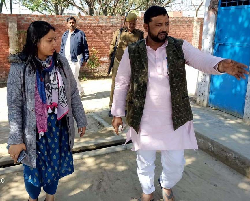 कैराना एसएन इंटर कालेज में बनाये गये परीक्षा केन्द्र का निरीक्षण करती एसडीएम मणि अरोरा
