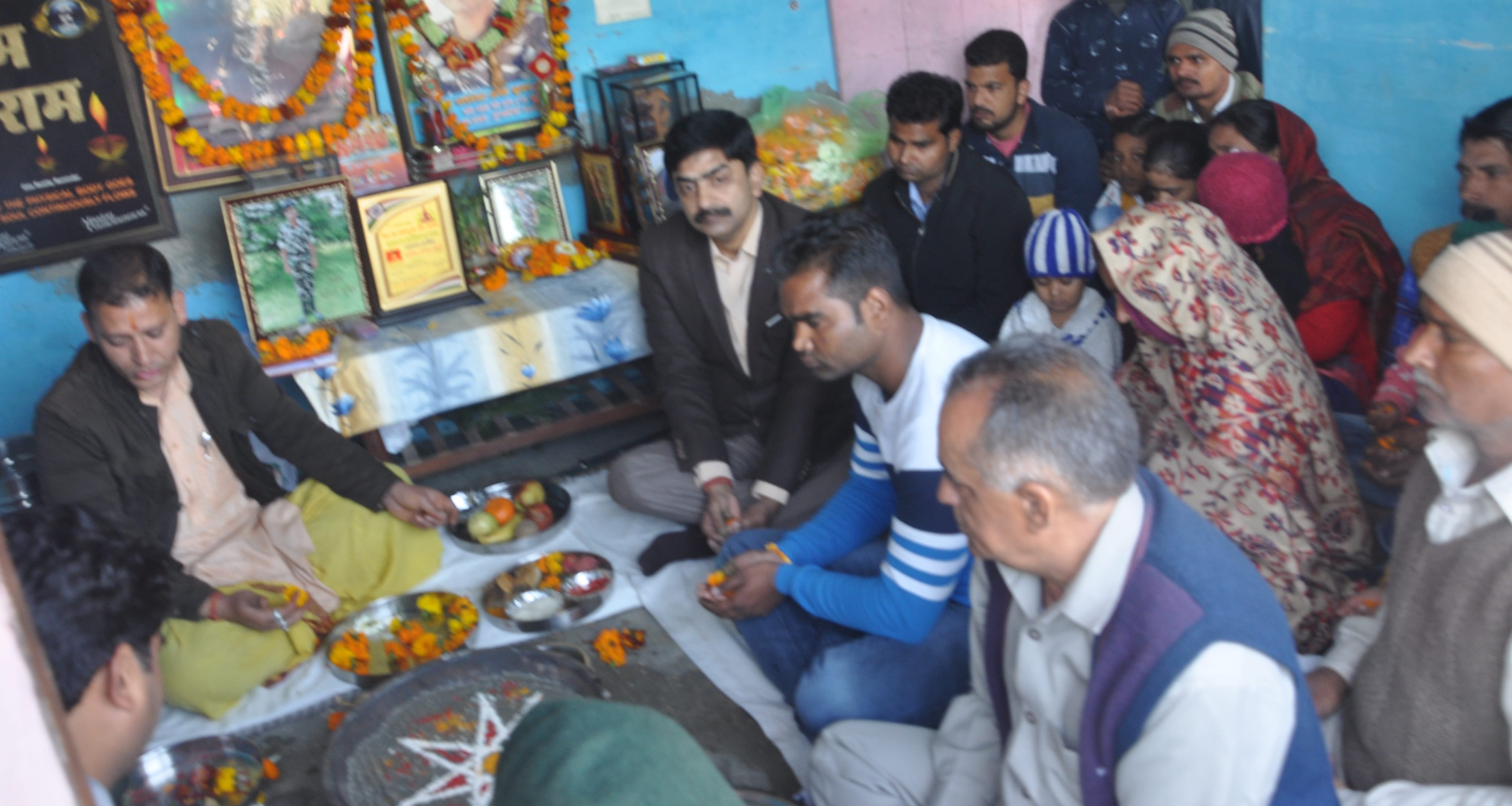 शामली शहीद अमित के घर पर हवन में भाग लेते डीएम अखिलेश सिंह