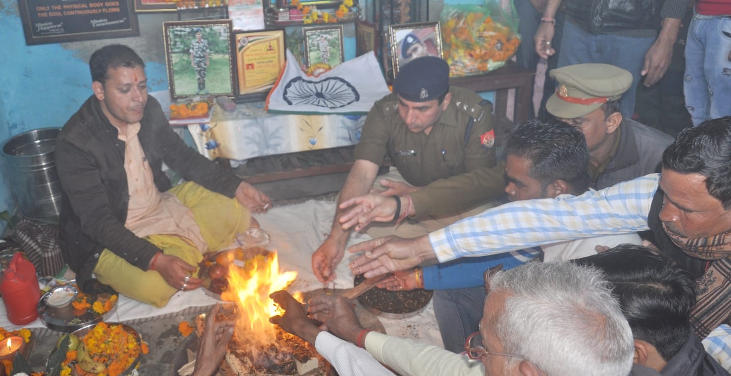 शामली शहीद अमित के घर पर हवन में भाग लेते सीओ व गणमान्यलोग