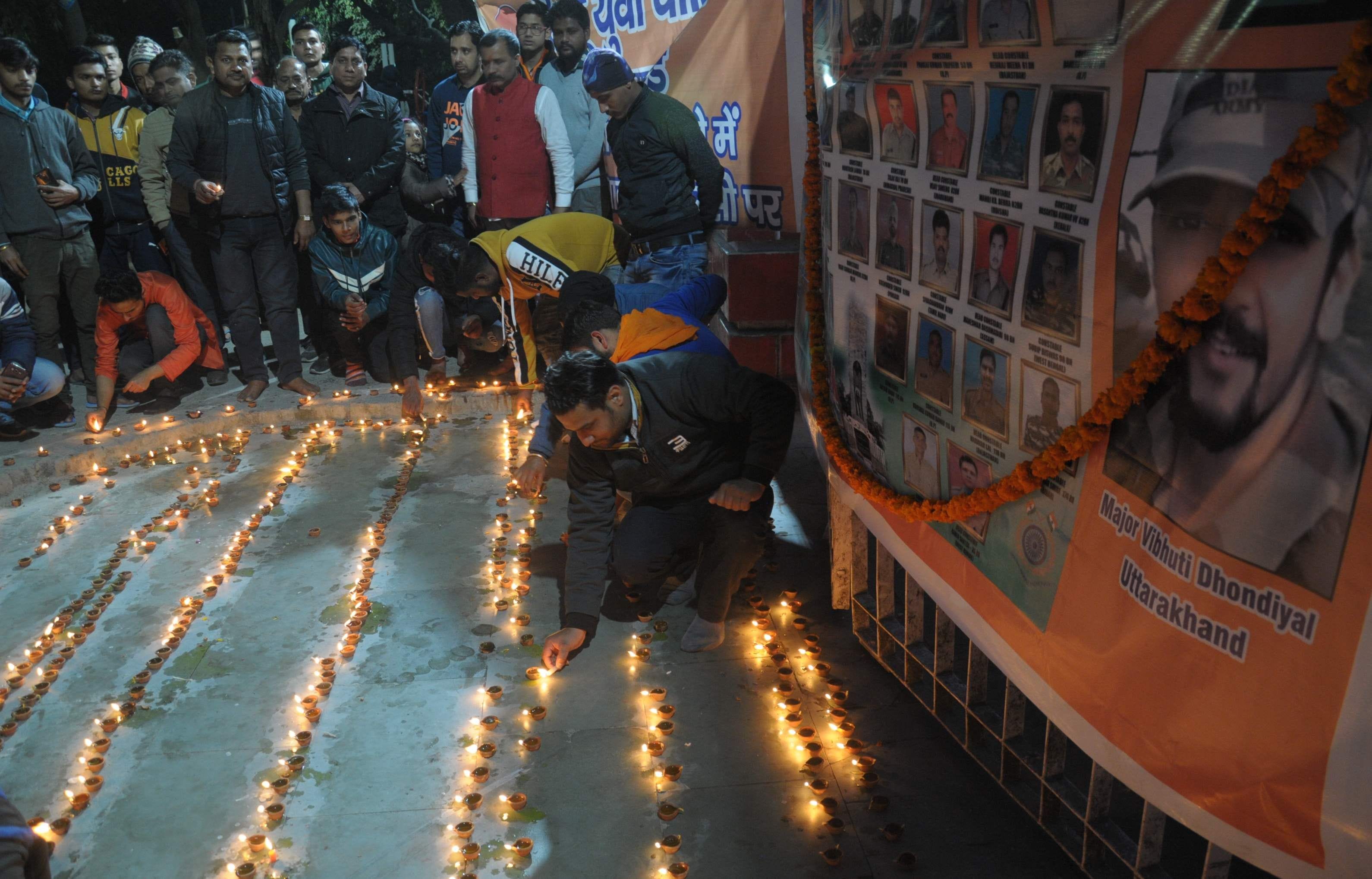 पुलवामा आंतकी हमले में शहीद सैनिकों को गांधी पार्क में 1100 दीप जलाकर श्रद्वांजंलि देते हिंदु वाहि?