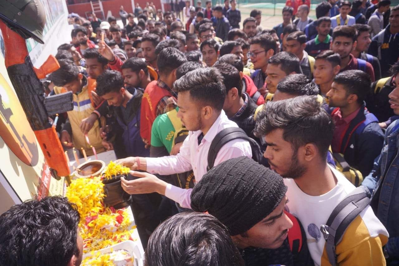 पुलवामा आंतकी हमले में अमर शहीद सैनिकों को दून डिफेंस एकेडमी में शहीद स्थल पर पुष्प अर्पित कर श्