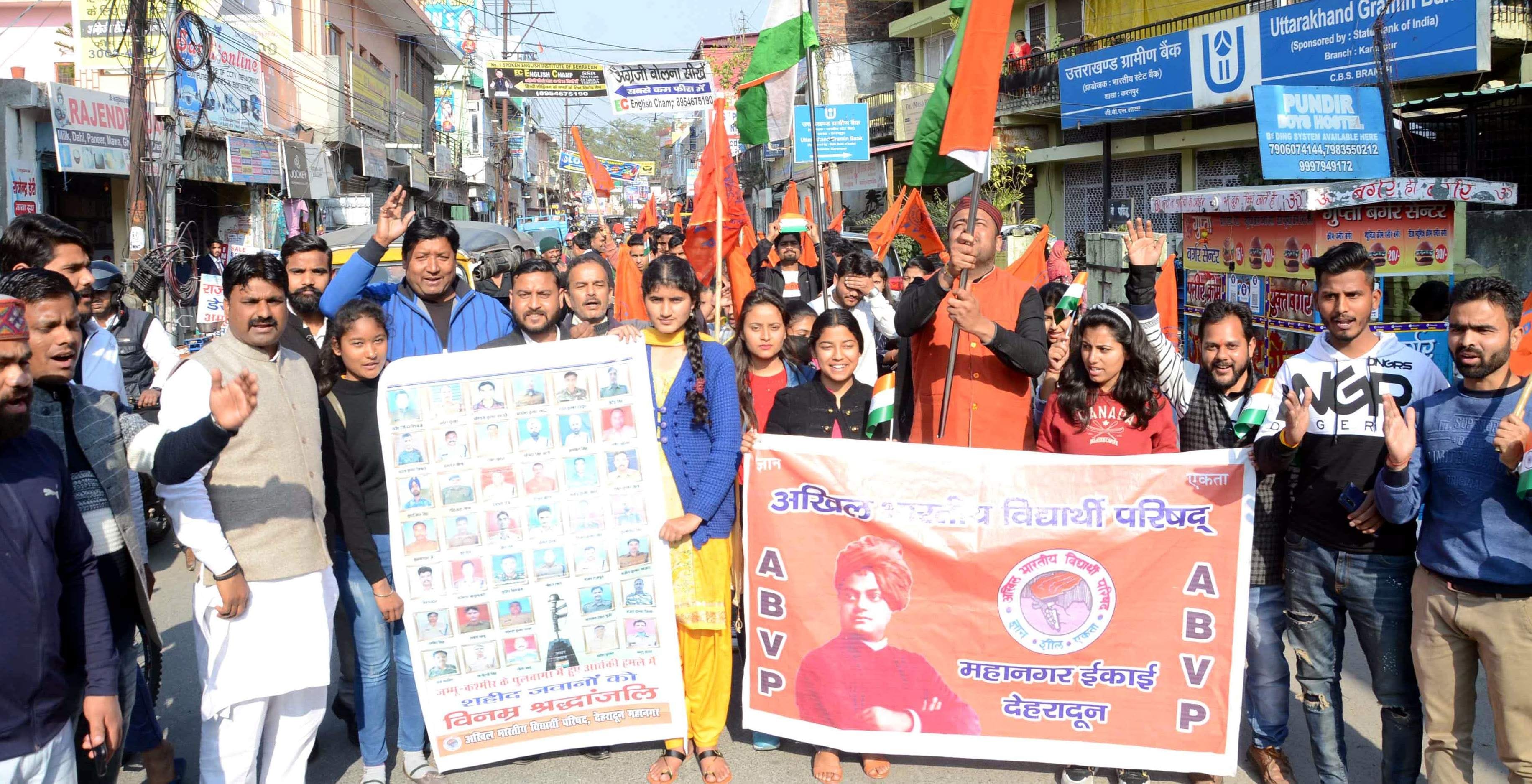 पुलवामा आंतकी हमले में अमर शहीद सैनिकों को करनपुर से तिरंगा यात्रा निकालकर श्रद्वाजंलि देते एवी