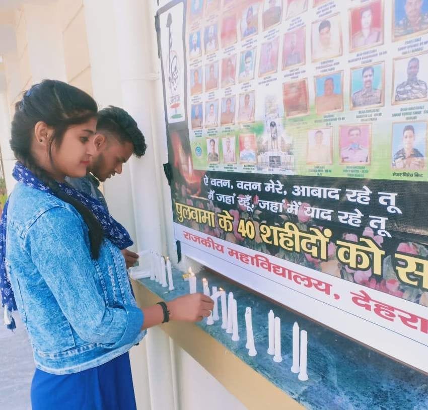 पुलवामा आंतकी हमले में शहीद सैनिकों को रायपुर पीजी कालेज परिसर में कैंडल जलाकर श्रद्वाजंलि देते