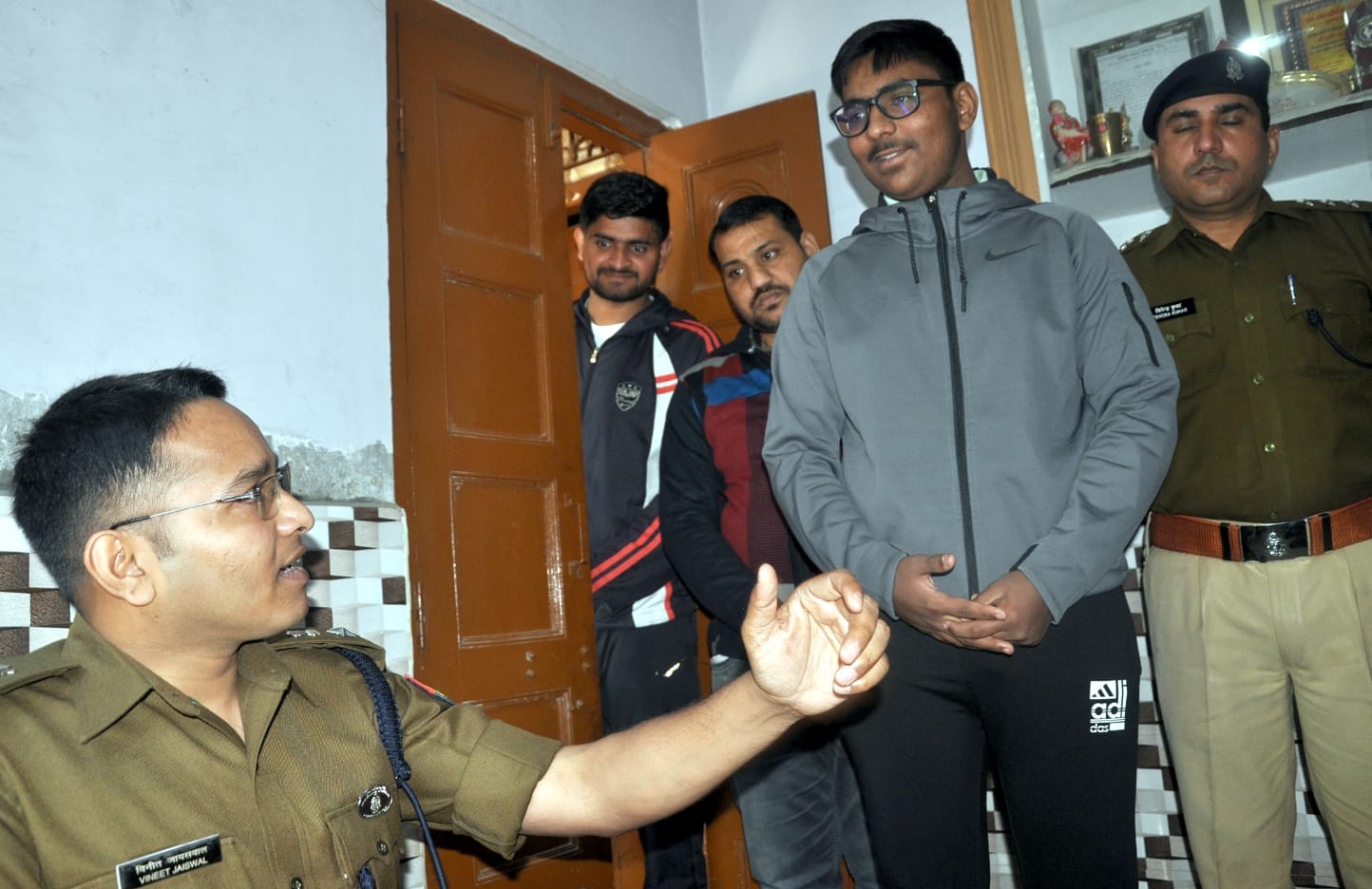 शामली शहीद प्रदीप के परिजनों से वार्ता करते एसपी विनीत जायसवाल। 