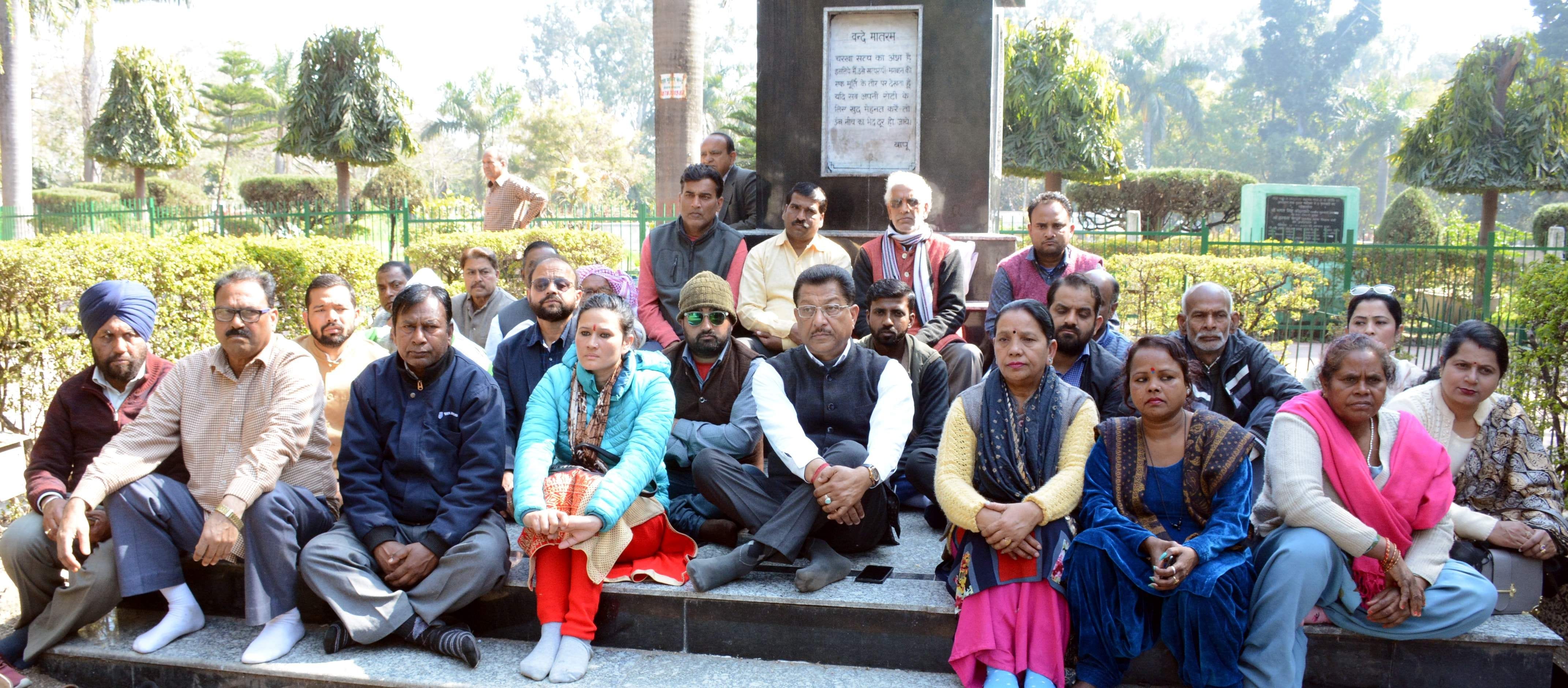 गांधी पार्क में पुलवामा में हुए शहीद जवानों को श्रद्धांजलि देते  कांग्रेसी । 