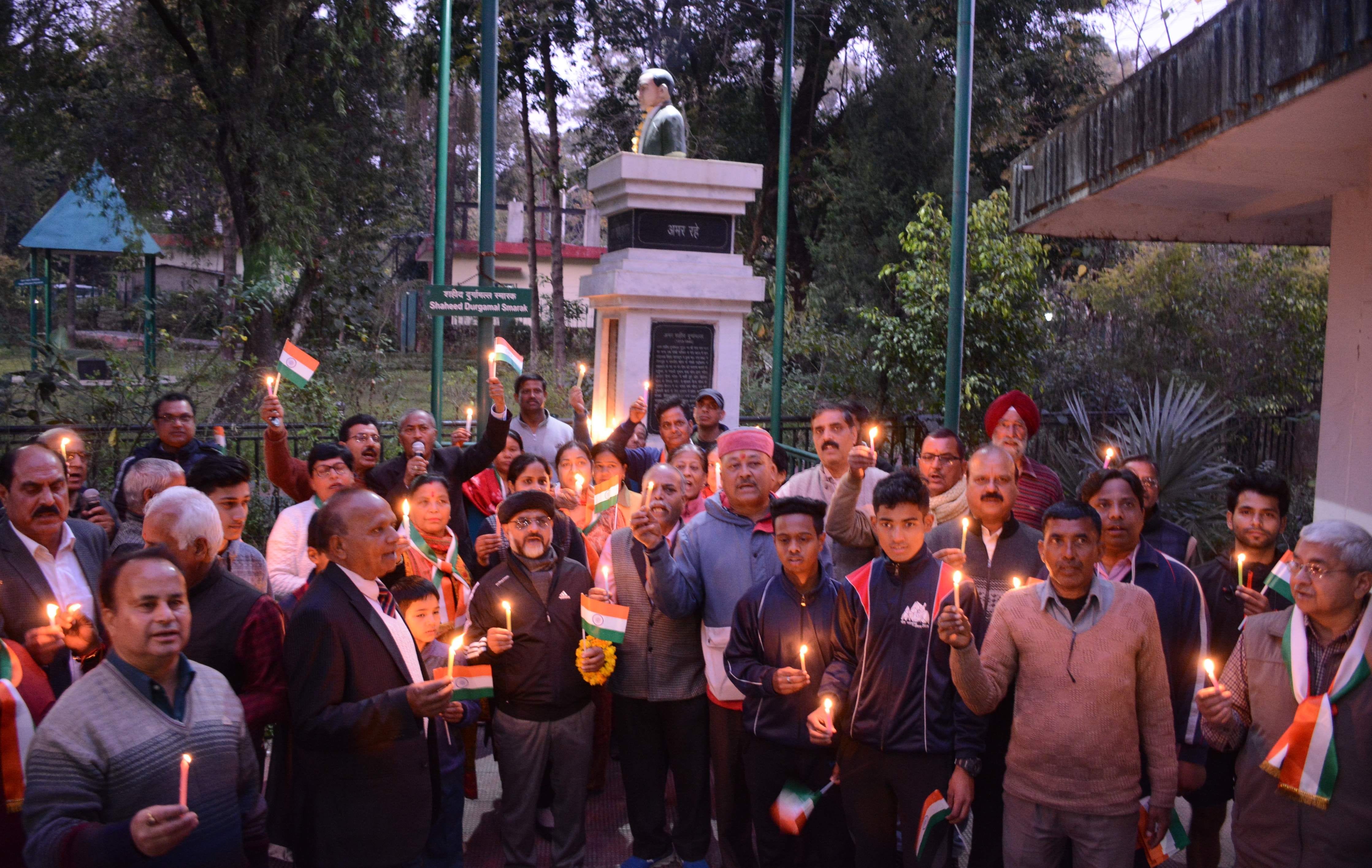पुलवामा में शहीद हुए जवानों को गढ़ी कैंट स्थित शहीद दुर्गामल्ल पार्क में कैंडल जलाकर श्रद्धांजल