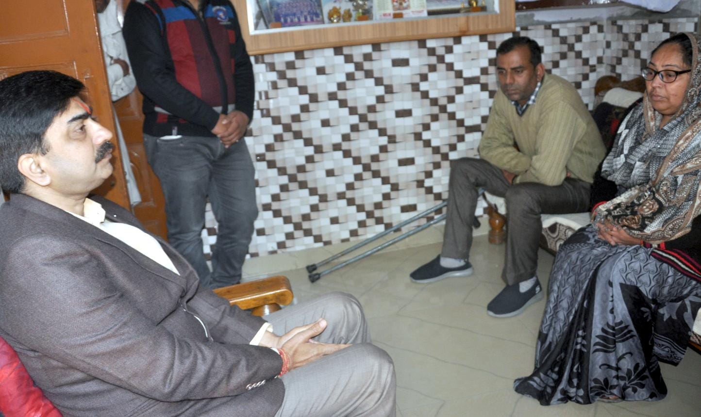 शामली शहीद प्रदीप के परिजनों से वार्ता करते डीएम