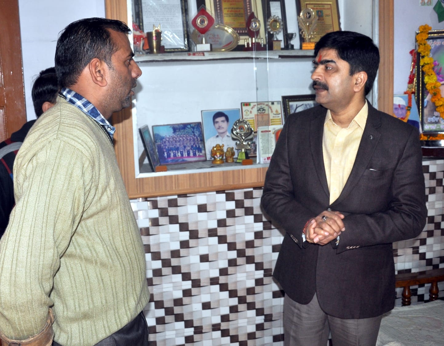 शामली शहीद प्रदीप के परिजनो से वार्ता करते डीएम