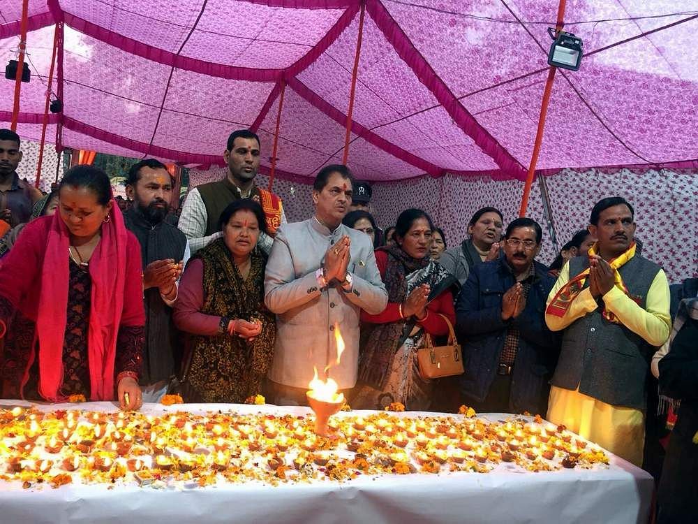 पुलवामा हमले के शहीदों की स्मृति में दीपदान करते विस अध्यक्ष। पुलवामा हमले के शहीदों की स्मृति में दीपदान करते विस अध्यक्ष।