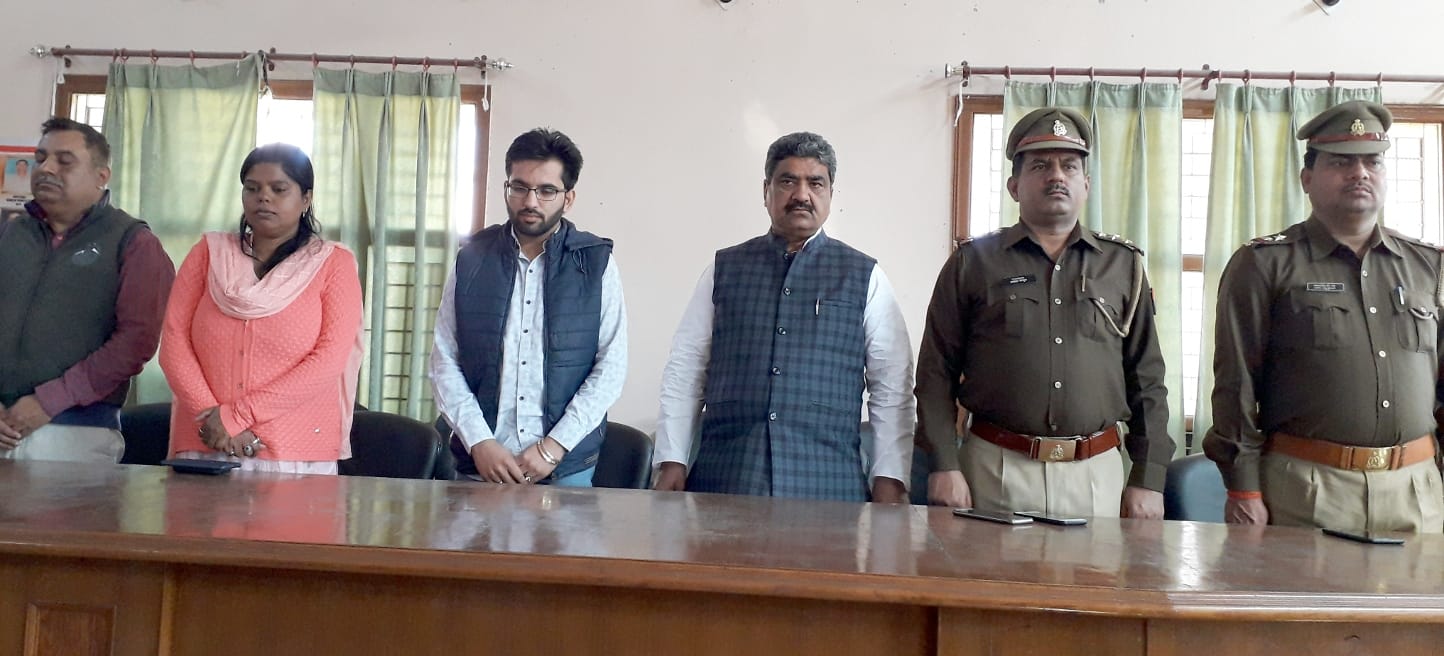 थानाभवन नगर पंचायत में पुलवामा हमले में मारे गए शहीदों  के लिए मौन धारण करते हुए
