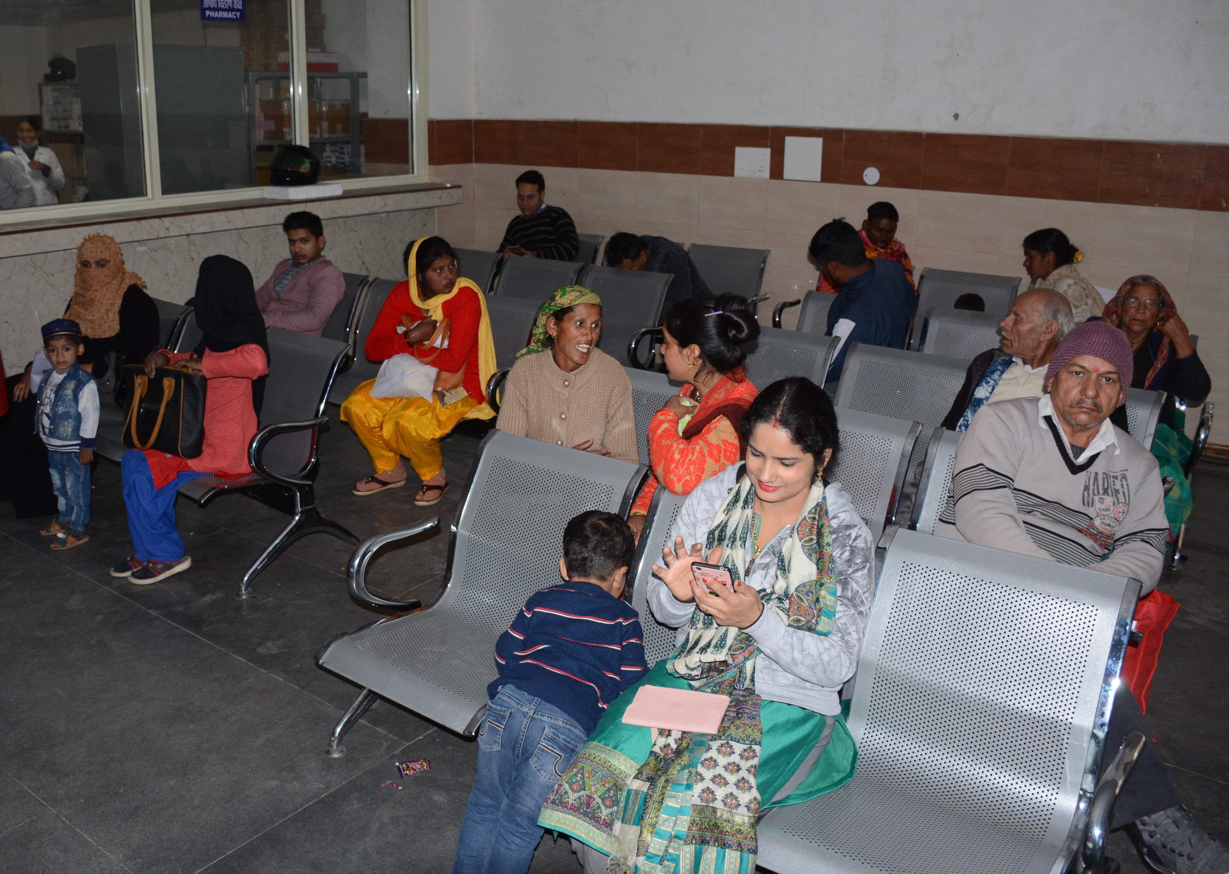 राजकीय दून मेडिकल चिकित्सालय में दवाई लेने के लिए बैठे मरीज । 