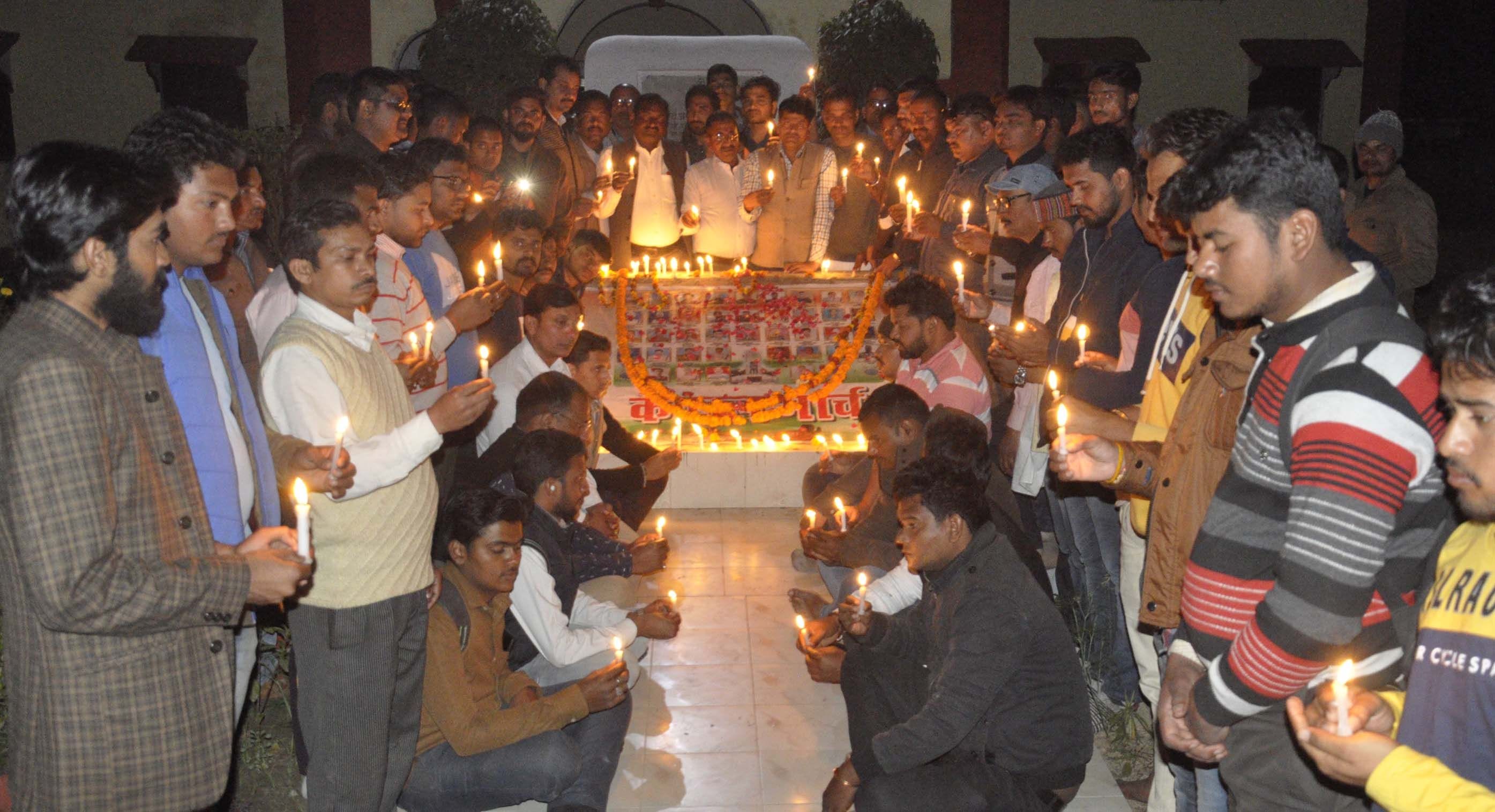 पुलवामा हमले की पहली बरसी पर सैनिक कल्याण बोर्ड स्थित शहीद स्मारक पर कैंडिल जलाकर श्रद्धांजलि द?