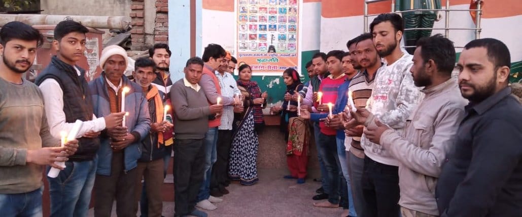 शामली सुभाष चौक पर कैंडल जलाकर शहीदों को श्रद्धांजलि देते बजरंग सेना के कार्यकर्ता। शामली सुभाष चौक पर कैंडल जलाकर शहीदों को श्रद्धांजलि देते बजरंग सेना के कार्यकर्ता।