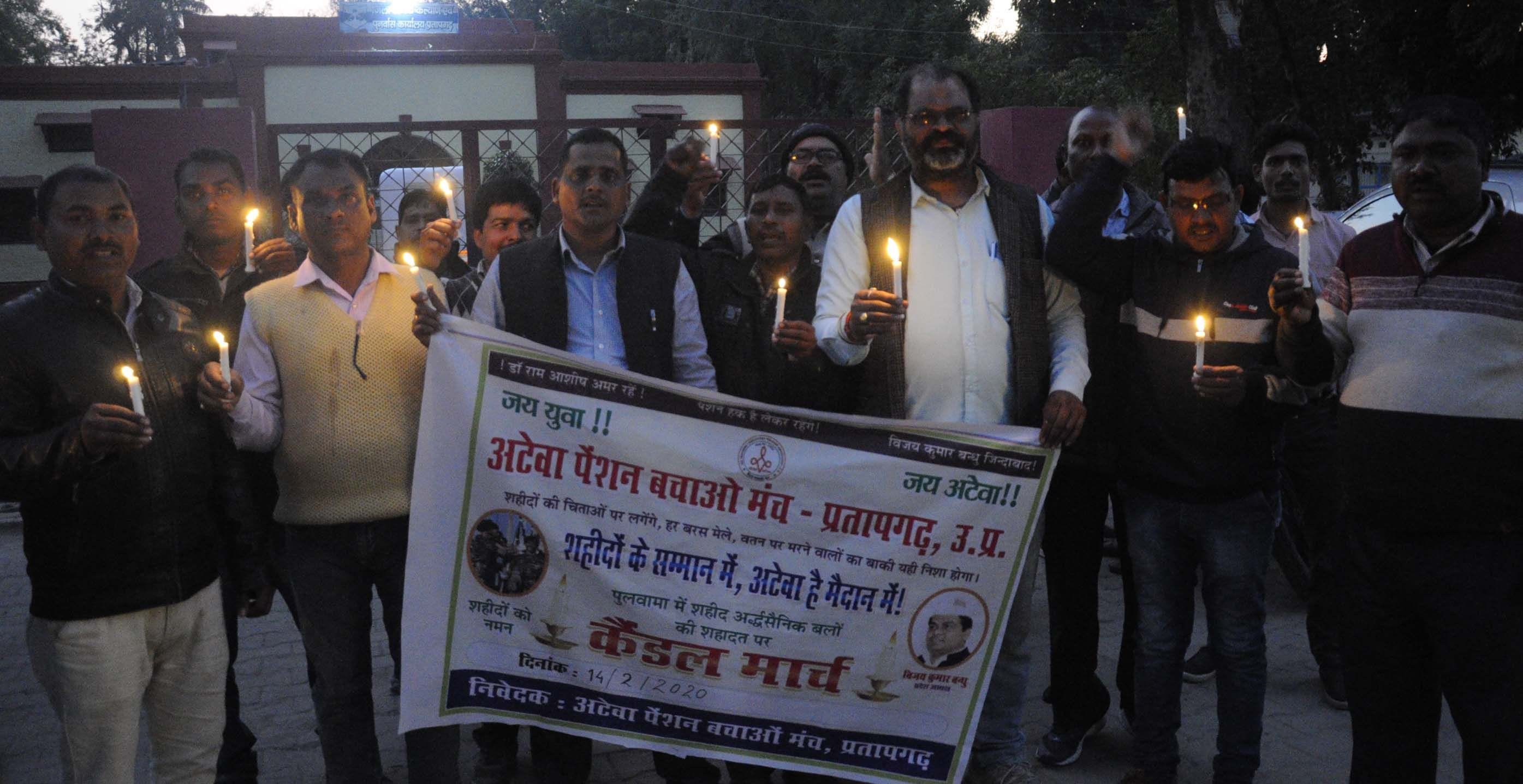 पुलवामा हमले के शहीदों की याद में कचहरी से  कैंडिल मार्च निकाले शिक्षक।