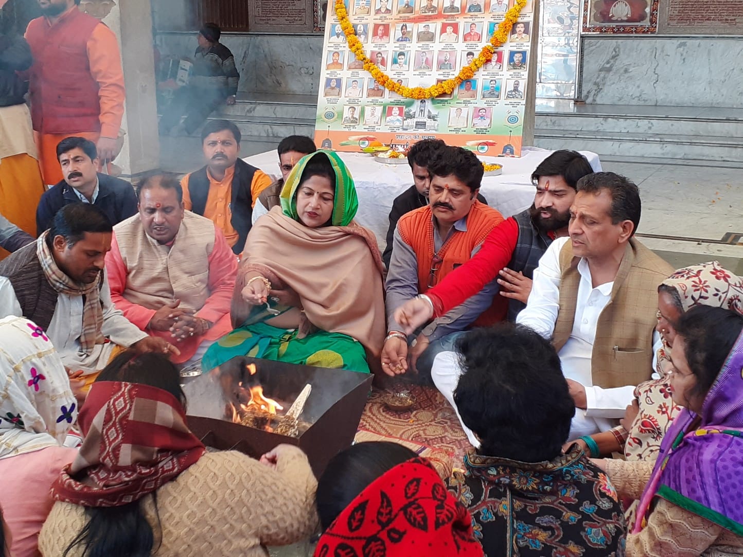 शामली हनुमान धाम पर पुलवामा हमले में शहीद जवानों के लिए हवन करते भाजपा कार्यकर्ता। शामली हनुमान धाम पर पुलवामा हमले में शहीद जवानों के लिए हवन करते भाजपा कार्यकर्ता।