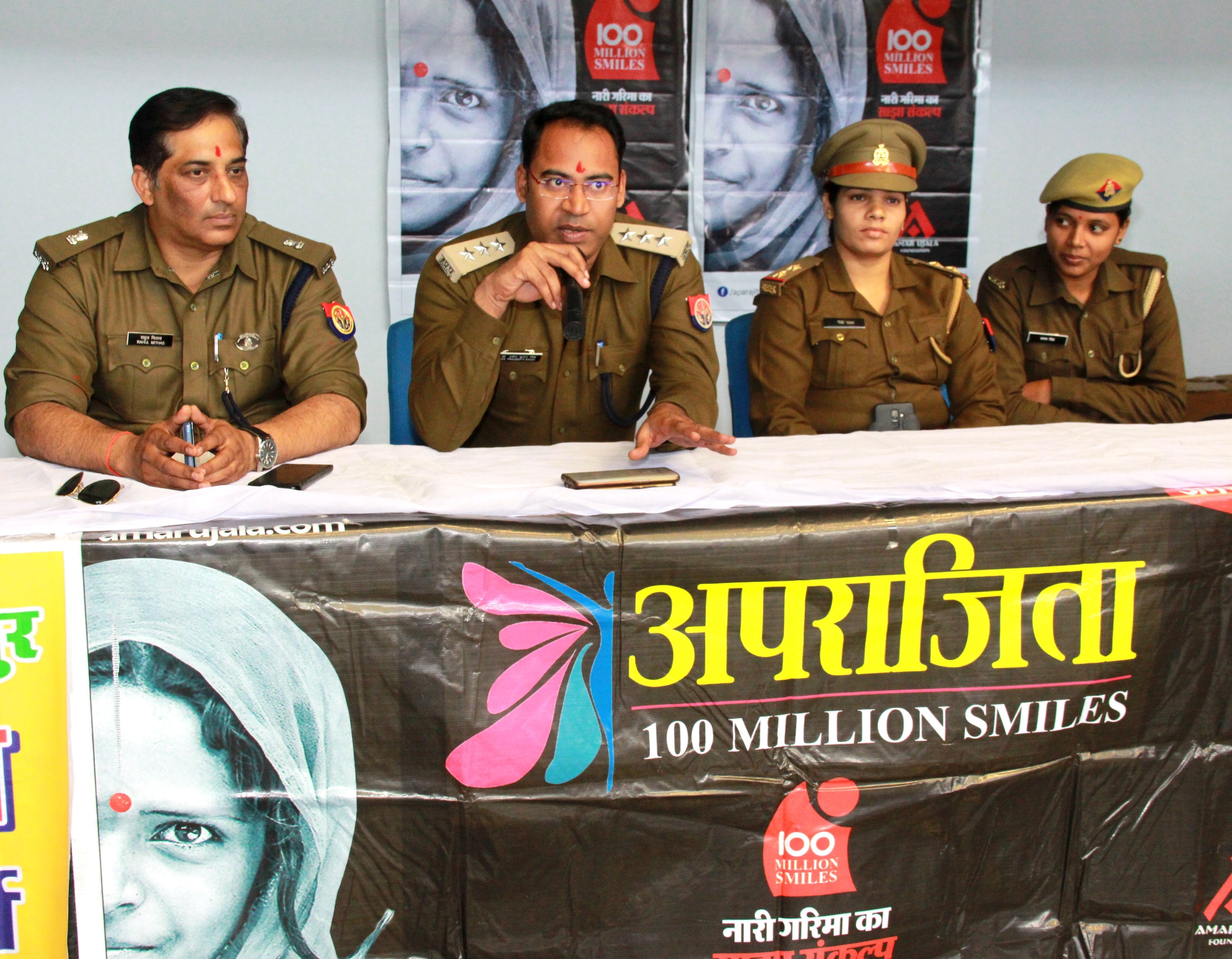 पुलिस की पाठशाला में छात्राओं के सवालों का जबाब देते सीओ डा. प्रदीप कुमार। पुलिस की पाठशाला में छात्राओं के सवालों का जबाब देते सीओ डा. प्रदीप कुमार।