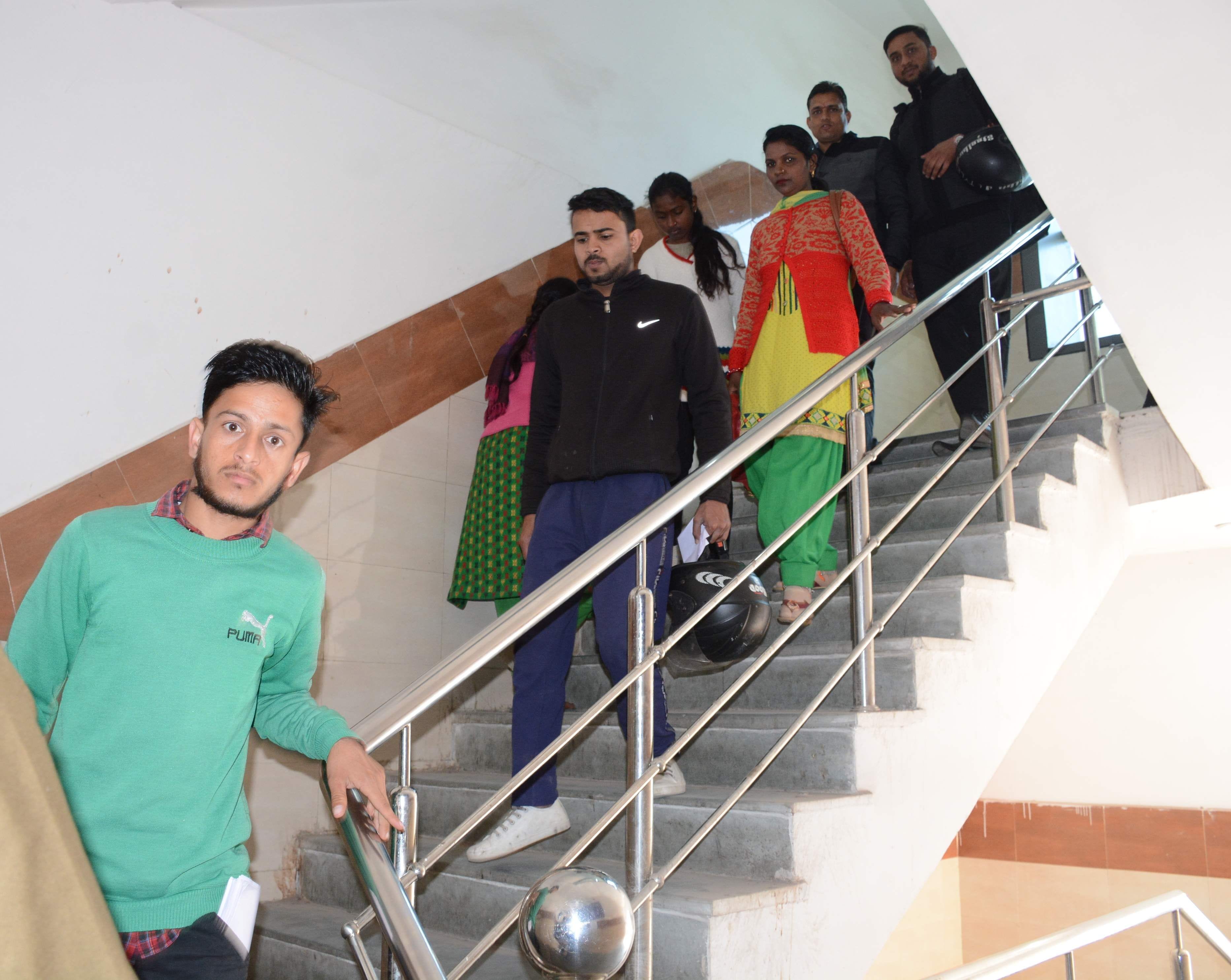 राजकीय दून मेडिकल चिकित्सालय में सीढ़ियों से उतरते मरीज और उनके परिजन । 