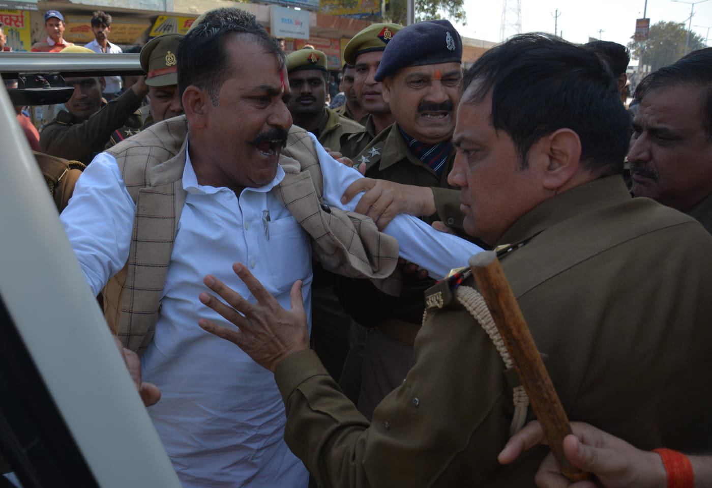 हंगामे करते क्रांति शिव सेना के कार्यकर्ता को थाने ले जाती पुलिस। हंगामे करते क्रांति शिव सेना के कार्यकर्ता को थाने ले जाती पुलिस।