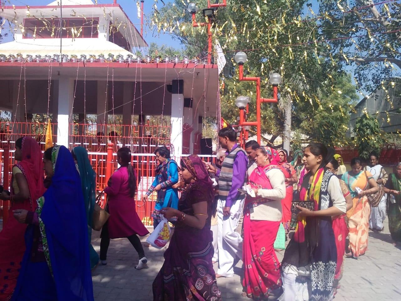 ०ज्ञ वेदी की परिक्रमा करते श्रद्धालु ०ज्ञ वेदी की परिक्रमा करते श्रद्धालु