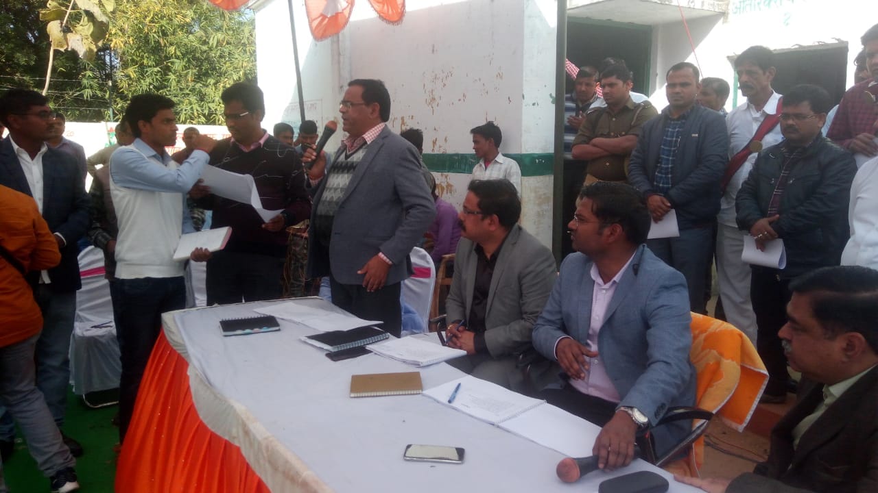पटेहरा विकास खंड के गुलालपुर में ग्रामीण की समस्या का जवाब देते पीडी ऋषिमुनि उपाध्याय। पटेहरा विकास खंड के गुलालपुर में ग्रामीण की समस्या का जवाब देते पीडी ऋषिमुनि उपाध्याय।