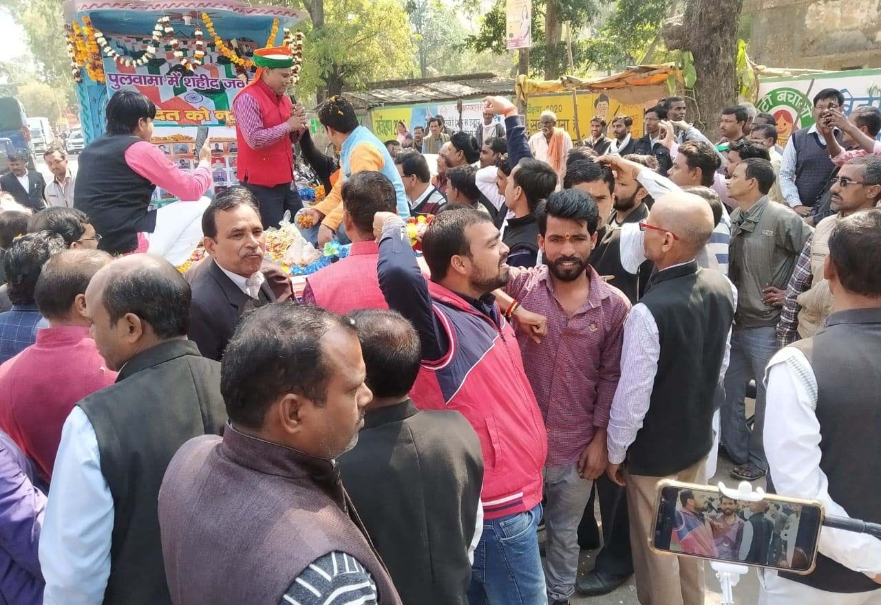 लालगज में शहीदों की याद में निकली बलिदान यात्रा में उमड़े लोग।