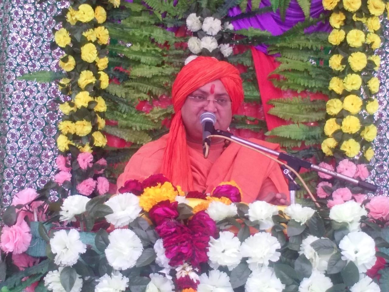 गल्ला मंडी में यज्ञ में भागवत कथा सुनाते उमाकांतानंद गल्ला मंडी में यज्ञ में भागवत कथा सुनाते उमाकांतानंद