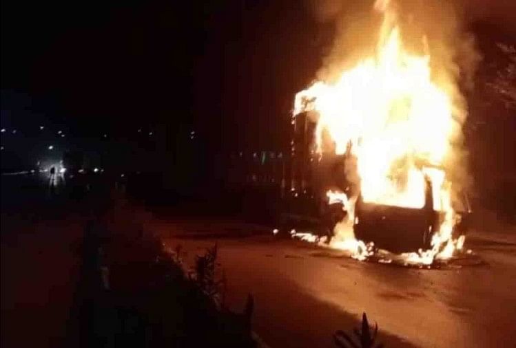 उन्नाव में भीषण सड़क हादसा, ट्रक से टक्कर के बाद वैन में लगी आग, जिंदा जले  7 लोग, सीएम ने जताया खेद - Horrific Road Accident In Unnao, Van Fire After  Collision