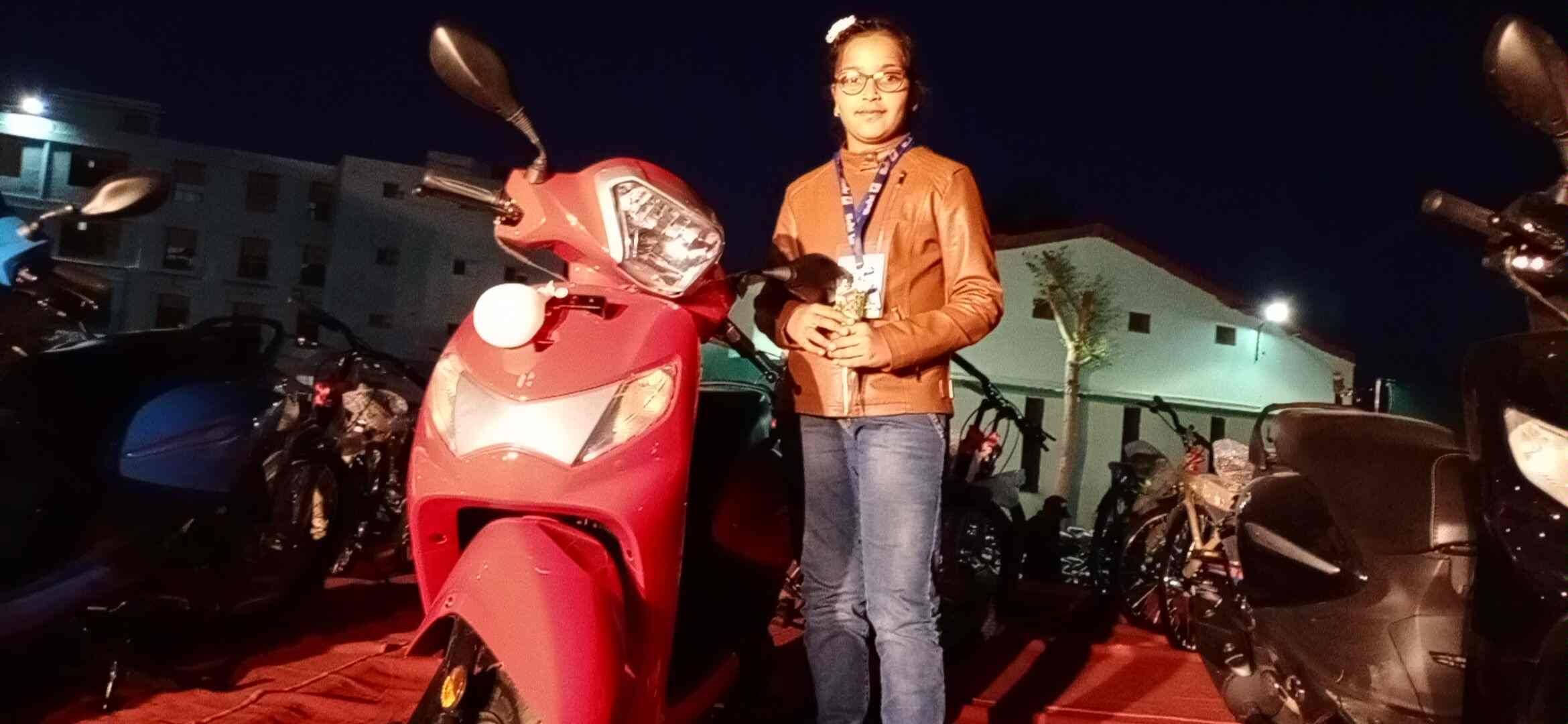 स्कूटी के साथ छात्रा भव्या। स्कूटी के साथ छात्रा भव्या।