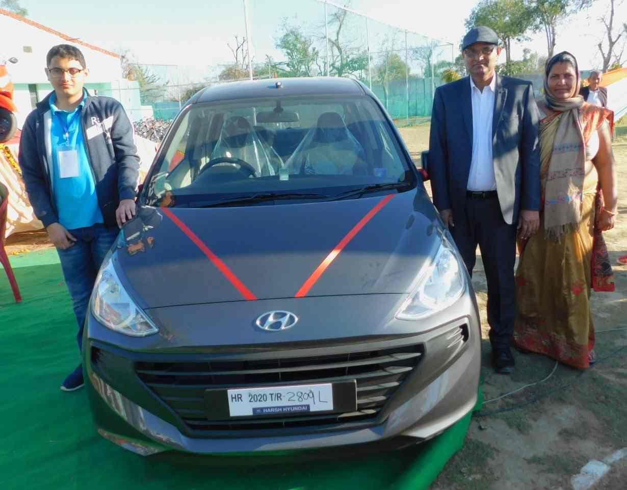 सेंट्रो गाडी के साथ छात्र अंकित कौशिक अपने परिजनों के साथ। सेंट्रो गाडी के साथ छात्र अंकित कौशिक अपने परिजनों के साथ।