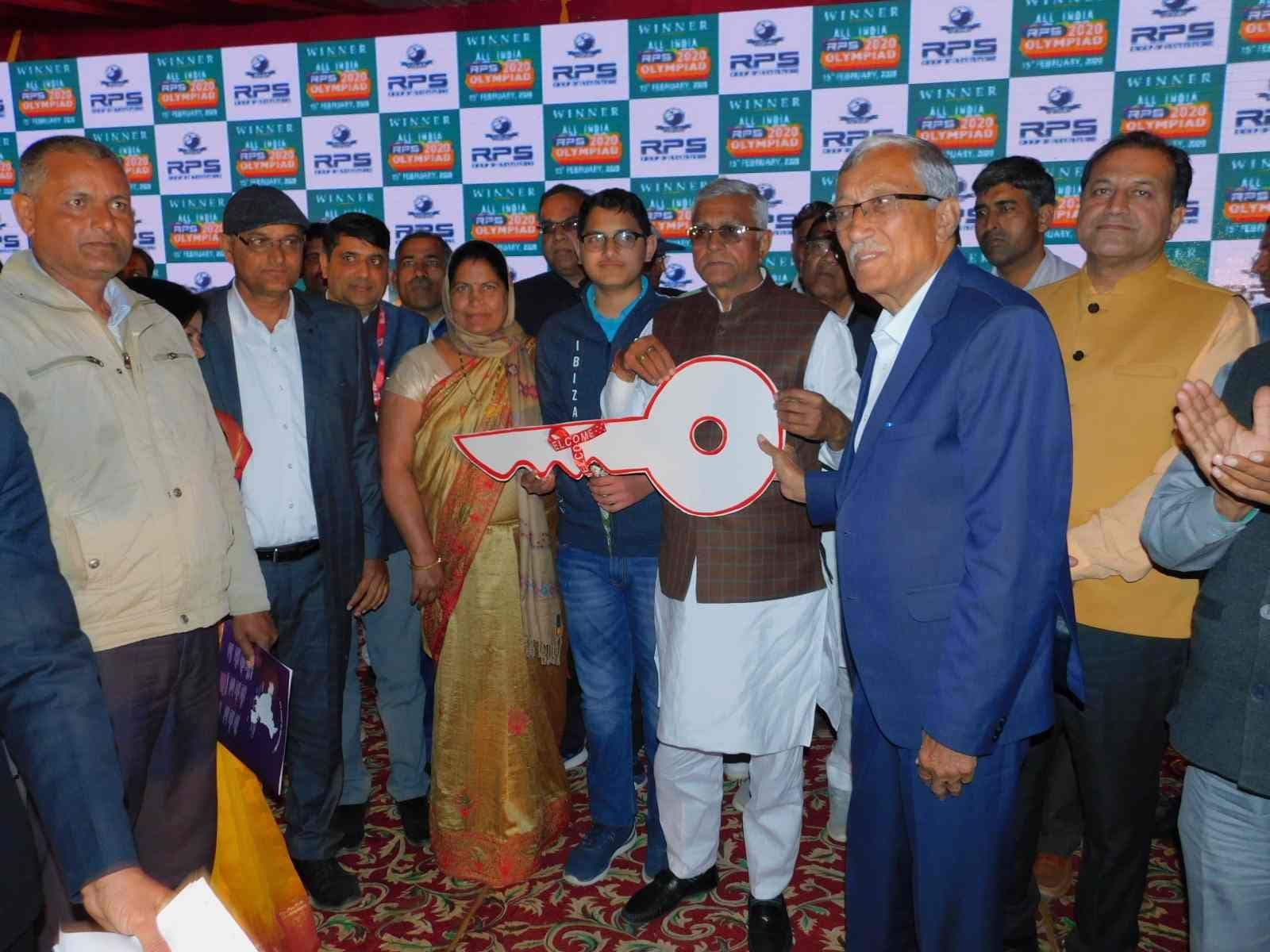 कार्यक्रम में टॉपर छात्र अंकित कौशिक को सेंट्रो की चाबी भेट करते आरपीएस ग्रुप के संस्थापक ओपी या? कार्यक्रम में टॉपर छात्र अंकित कौशिक को सेंट्रो की चाबी भेट करते आरपीएस ग्रुप के संस्थापक ओपी या?