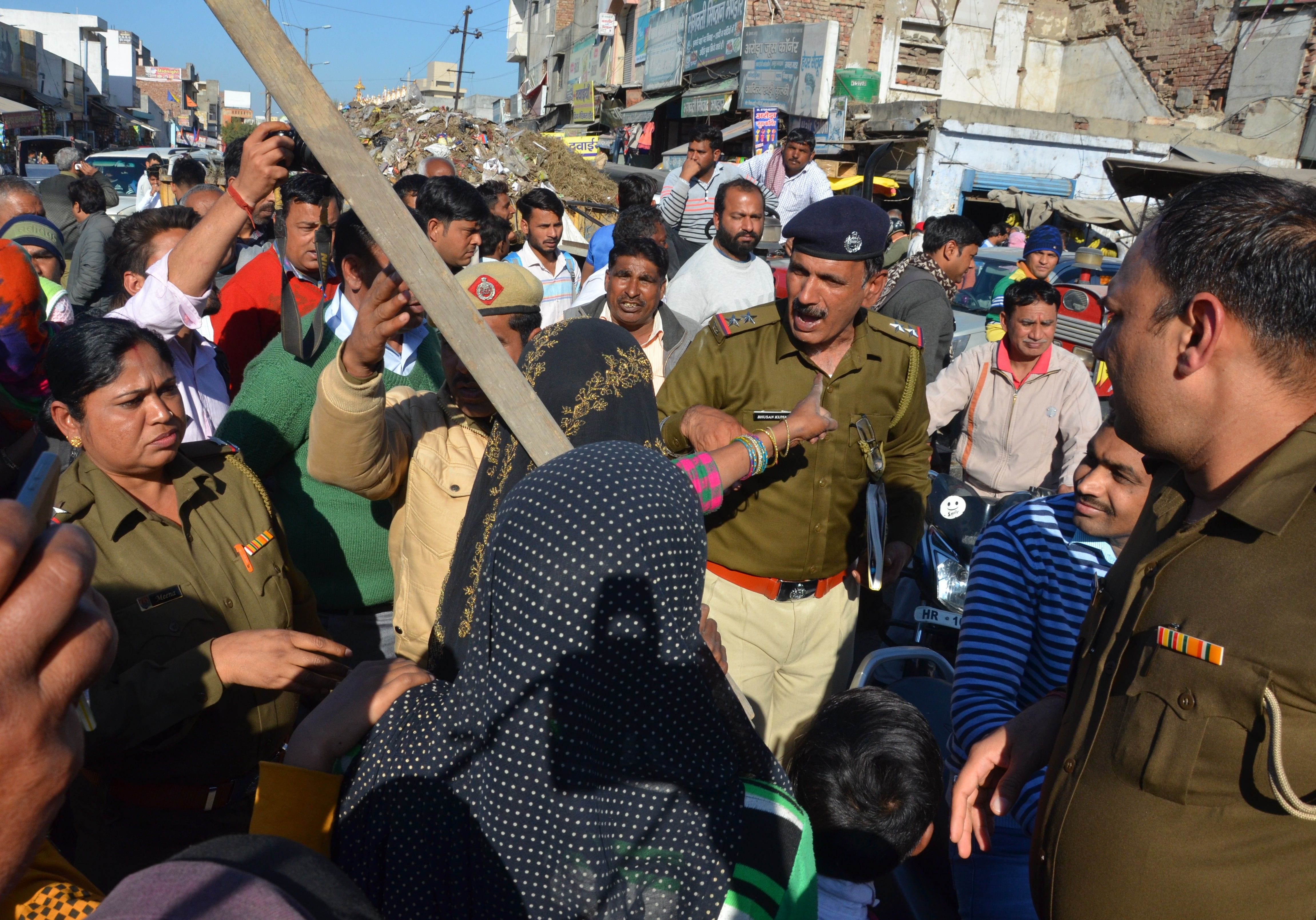 अवैध शराब बिक्री पर रोक लगाने की मांग को लेकर दादरी गेट पर जाम लगा पुलिस को खरी-खोटी सुनातीं महिला? अवैध शराब बिक्री पर रोक लगाने की मांग को लेकर दादरी गेट पर जाम लगा पुलिस को खरी-खोटी सुनातीं महिला?