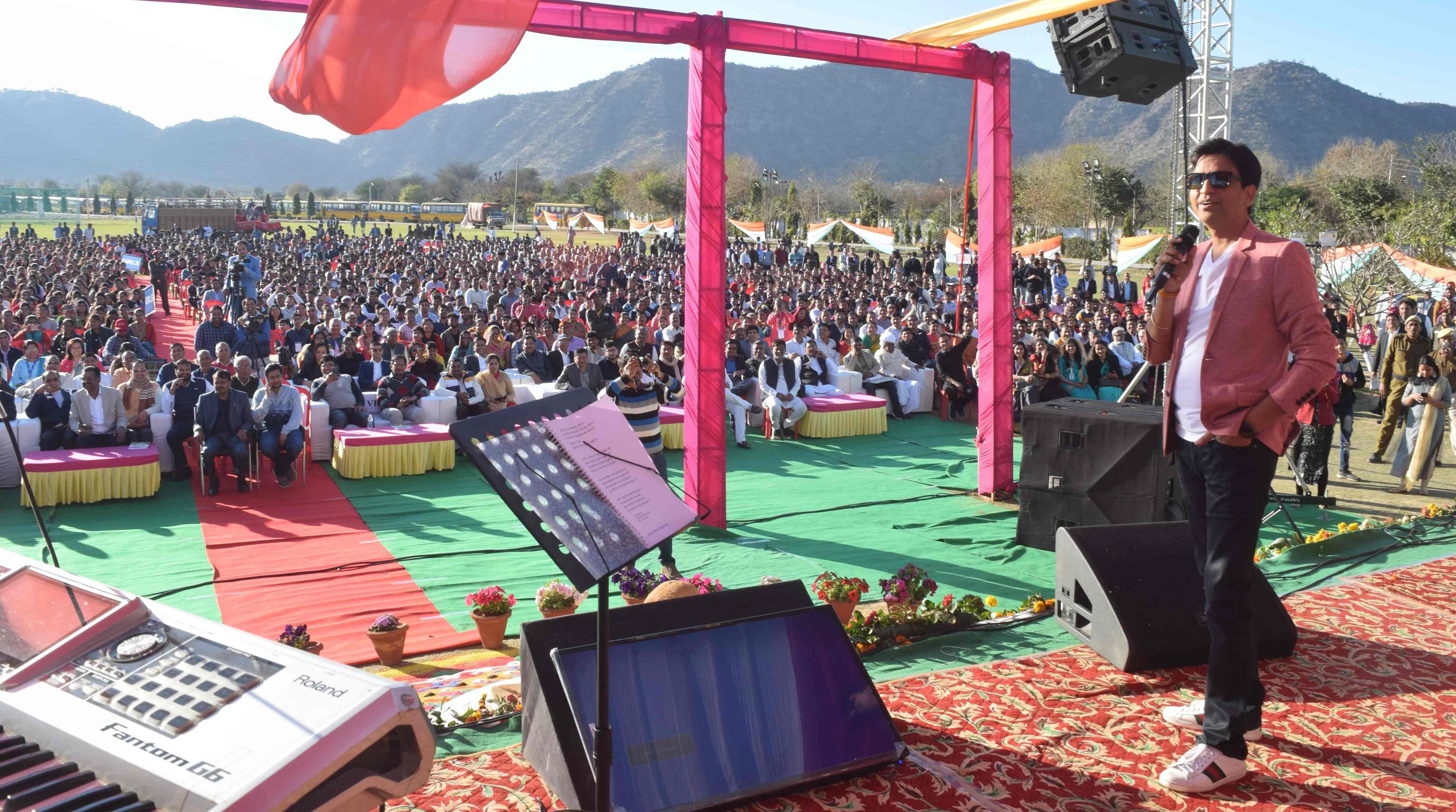 आरपीएस कॉलेज बलाना में आयोजित एक शाम युवाओं के नाम कार्यक्रम में कविता से माहौल सरोबार करते हुए ड आरपीएस कॉलेज बलाना में आयोजित एक शाम युवाओं के नाम कार्यक्रम में कविता से माहौल सरोबार करते हुए ड