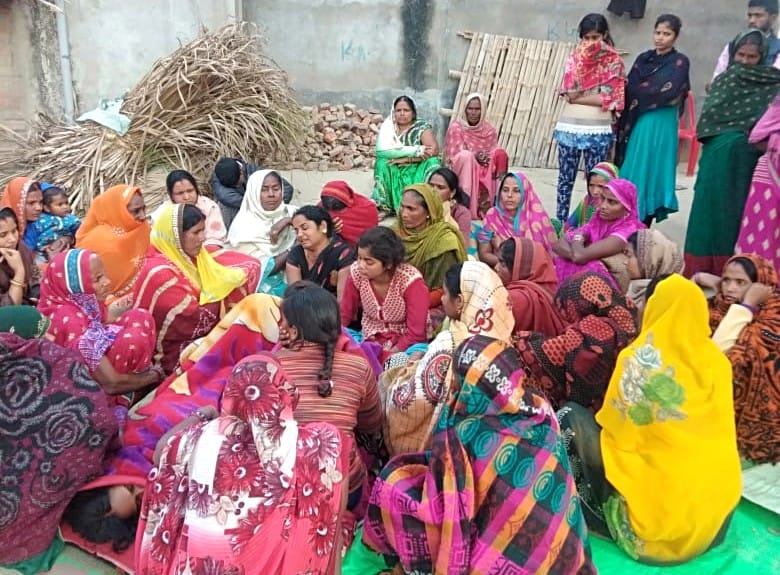 अहरौला सड़क दुर्घटना में मारे गये के परिजन अतरौलिया के जोहपतपुर में रोते बिलखते।