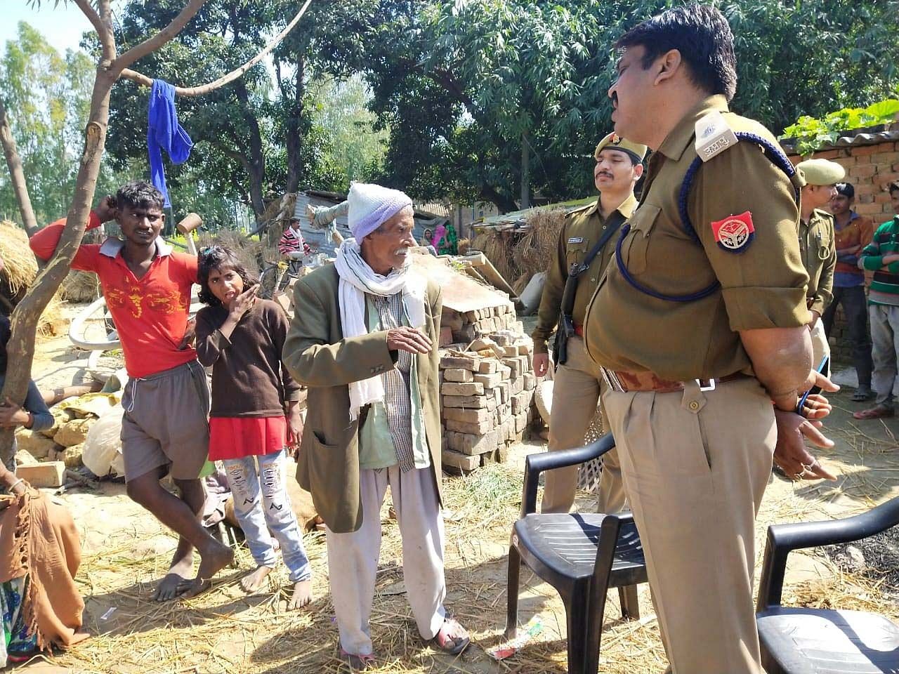 संग्रामगढ़ के बंधवा गांव में अधेड़ की मौत की सूचना पर पहुंचे एडिशनल एसपी। संग्रामगढ़ के बंधवा गांव में अधेड़ की मौत की सूचना पर पहुंचे एडिशनल एसपी।