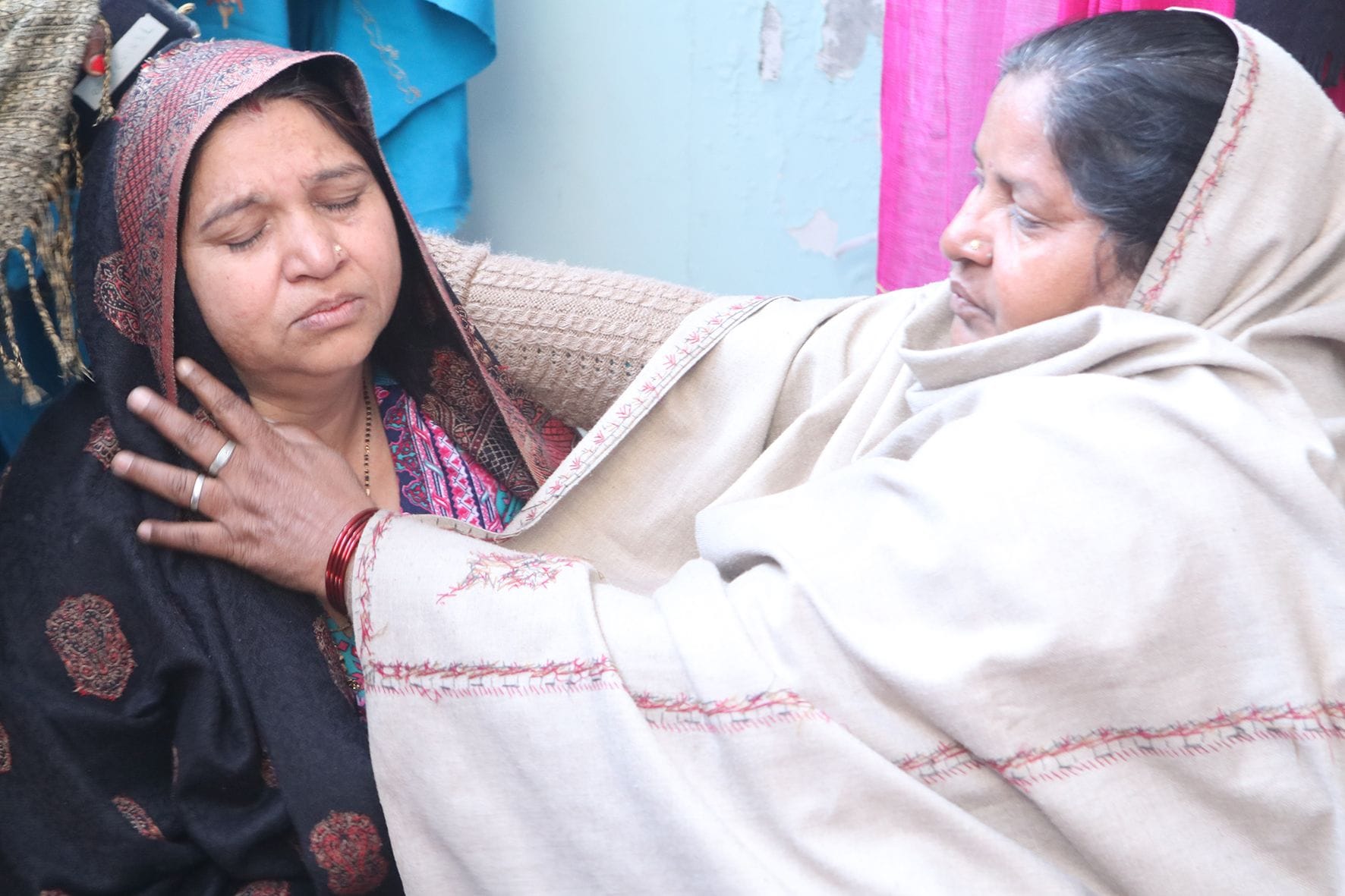 क्वार्सी बाइपास पर नाले में कार गिरने से हुयी रिटयर्ड बैंककर्मी लाल सिंह की मौत के बाद विलाप करती क्वार्सी बाइपास पर नाले में कार गिरने से हुयी रिटयर्ड बैंककर्मी लाल सिंह की मौत के बाद विलाप करती