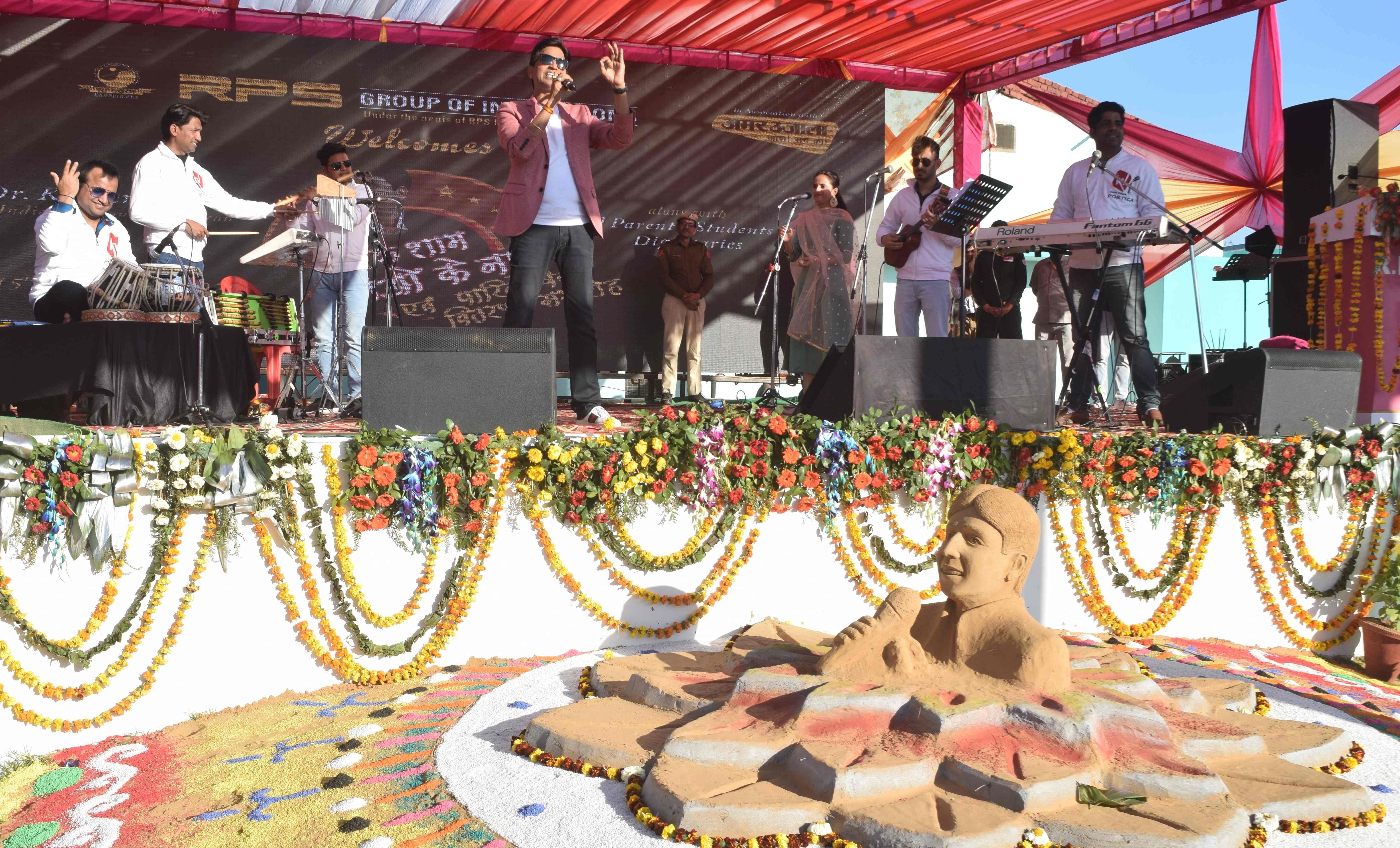 मिट्टी से डॉ. कुमार विश्वास की बनाई गई प्रतिमा।