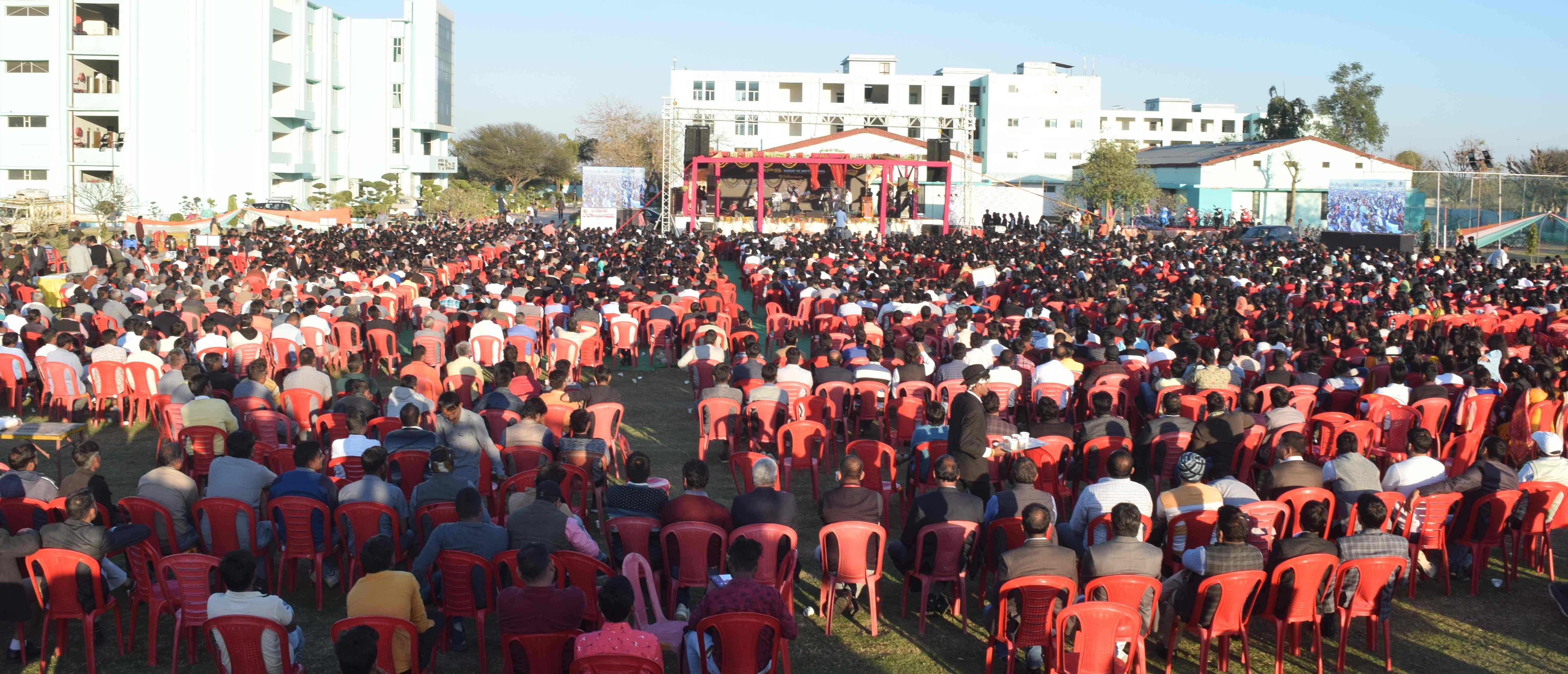 एक शाम युवाओं के नाम कार्यक्रम में दर्शक।