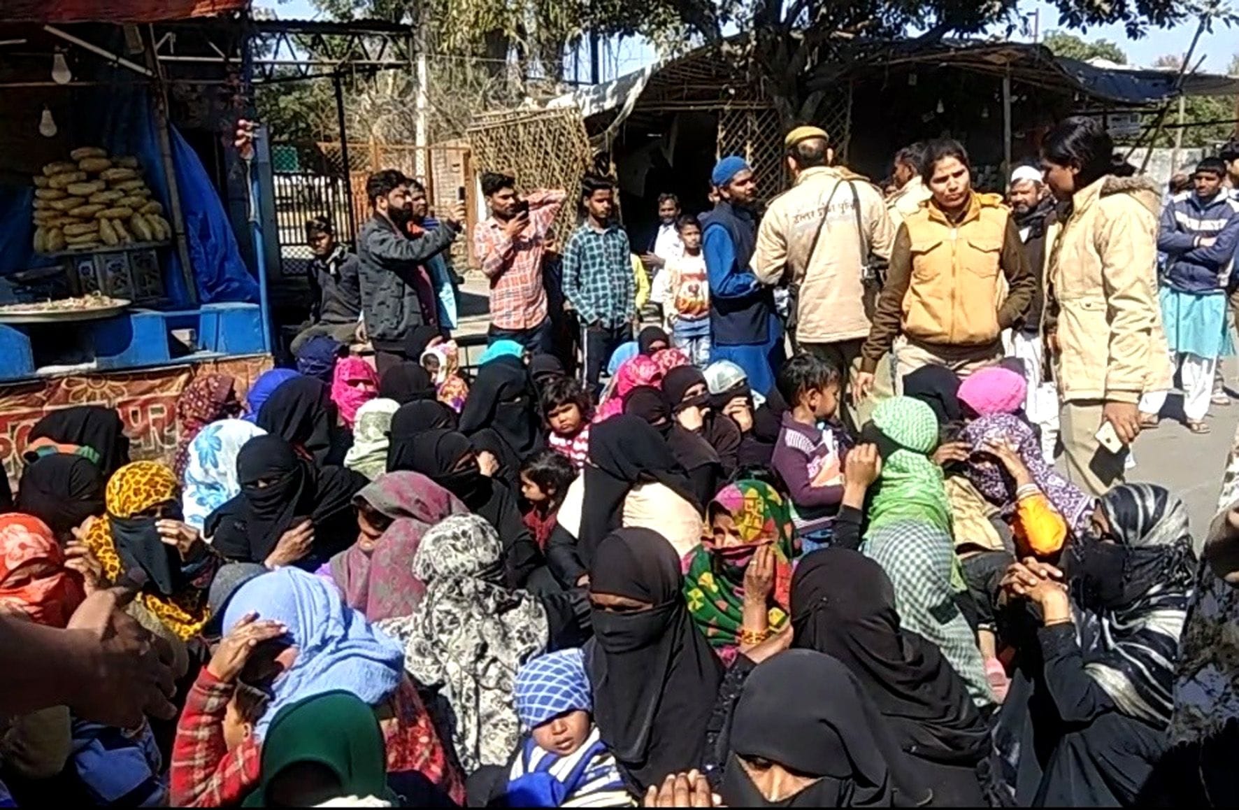 जमालपुर ईदगाह के पास धरने पर बैठी महिलाओं को हटाती महिला पुलिस। जमालपुर ईदगाह के पास धरने पर बैठी महिलाओं को हटाती महिला पुलिस।