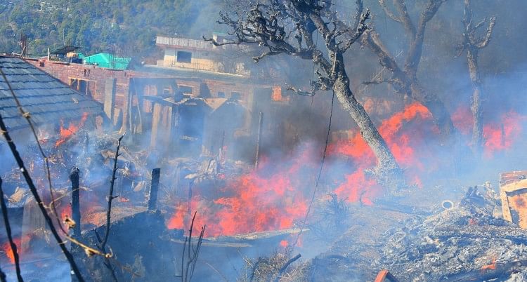 Kangra: धर्मशाला में लगी भयंकर आग, 4 सिलेंडर में हुआ ब्लास्ट Kangra: धर्मशाला में लगी भयंकर आग, 4 सिलेंडर में हुआ ब्लास्ट