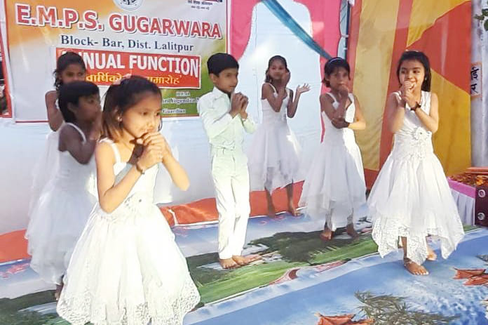 गुगरवारा के अंग्रेजी माध्यम प्राथमिक विद्यालय के वार्षिक उत्सव में नृत्य करती छात्राएं व छात्र गुगरवारा के अंग्रेजी माध्यम प्राथमिक विद्यालय के वार्षिक उत्सव में नृत्य करती छात्राएं व छात्र