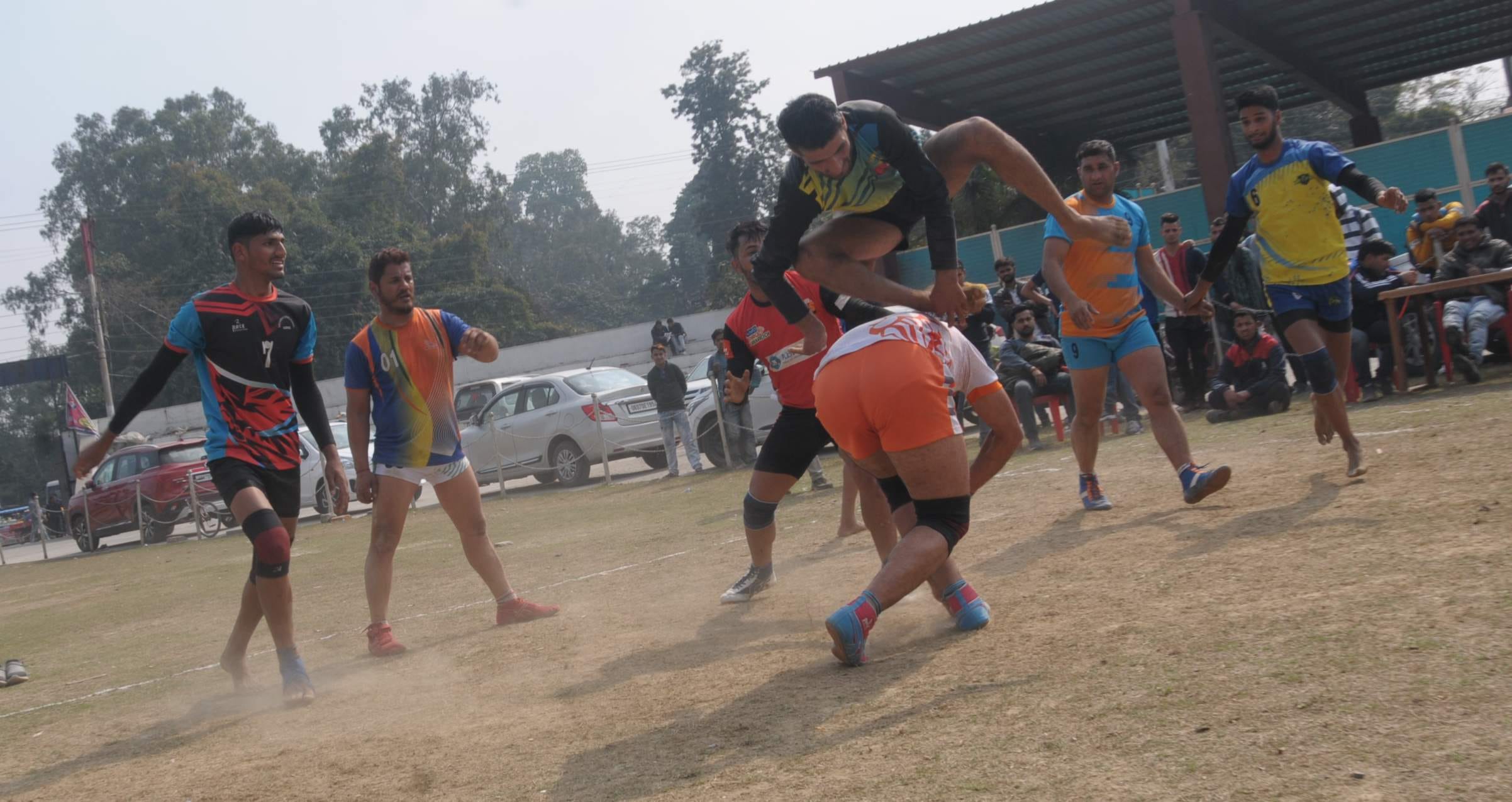 कबड्डी प्रतियोगिता के लिए पवेलियन मैदान में आयोजित ट्रायल के दौरान देहरादून टीम में जगह बनाने क?