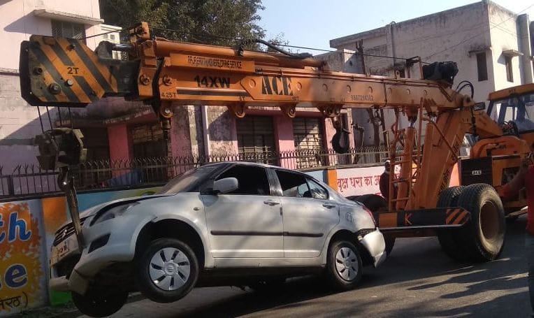 हाईवे पर सड़क हादसे के बाद क्रेन से कार को थाने लाया गया। हाईवे पर सड़क हादसे के बाद क्रेन से कार को थाने लाया गया।