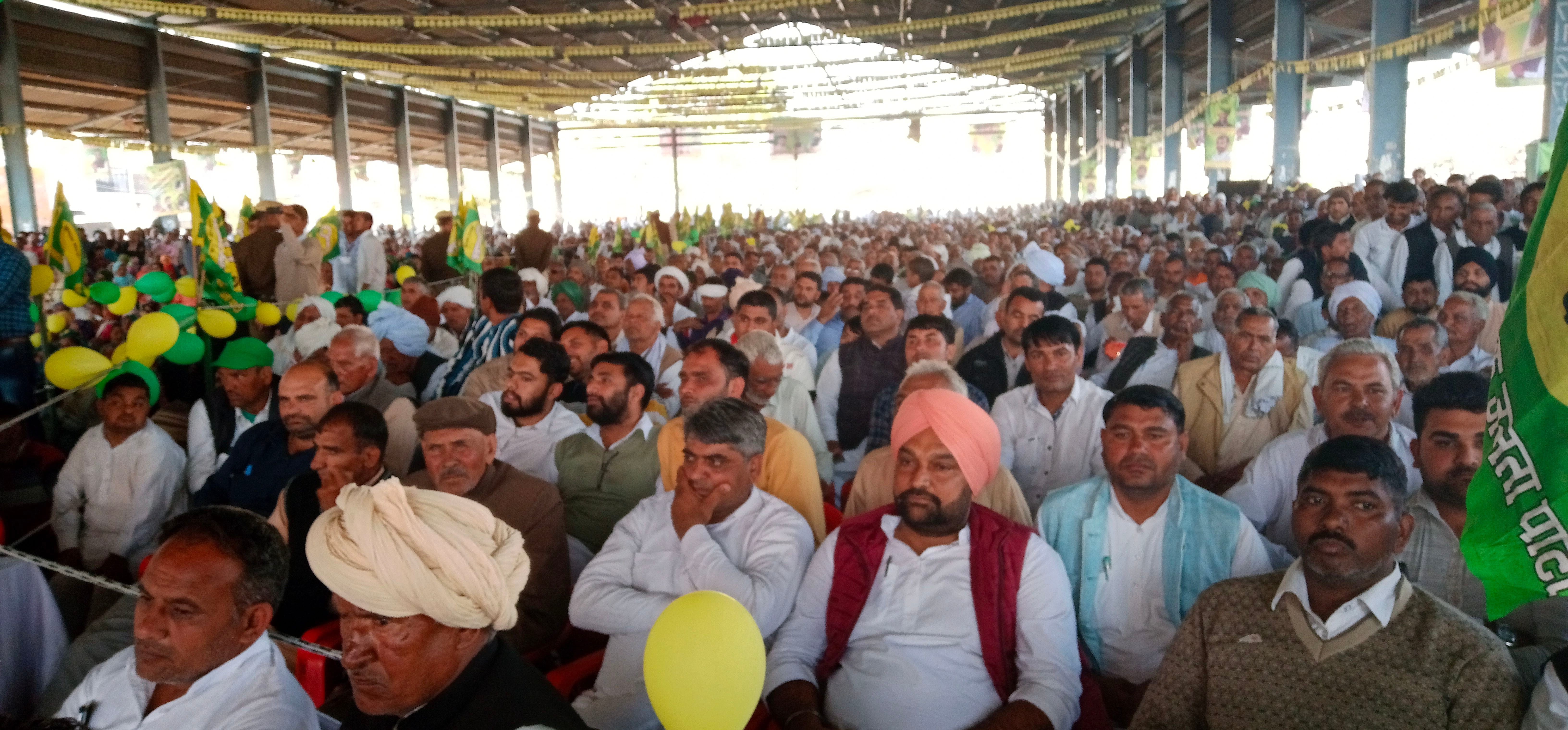 जुलाना में आयोजित रैली में पहुंचे लोग।