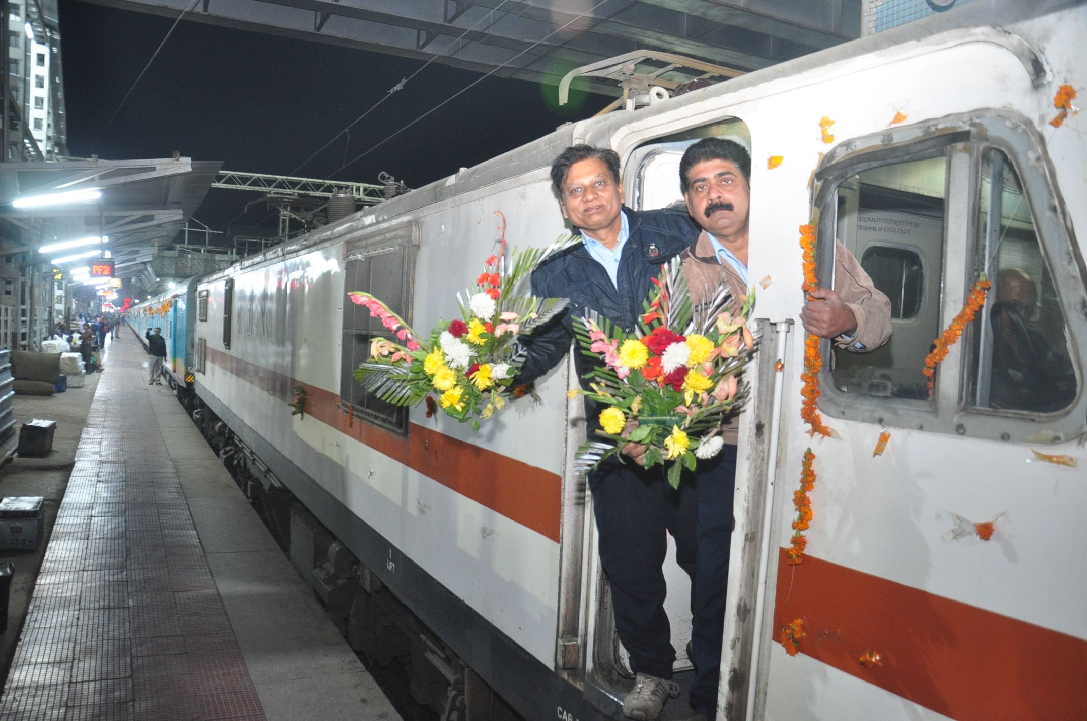 झांसी रेलवे स्टेशन पर आई काशी महाकाल एक्सप्रेस। अमर उजाला झांसी रेलवे स्टेशन पर आई काशी महाकाल एक्सप्रेस। अमर उजाला
