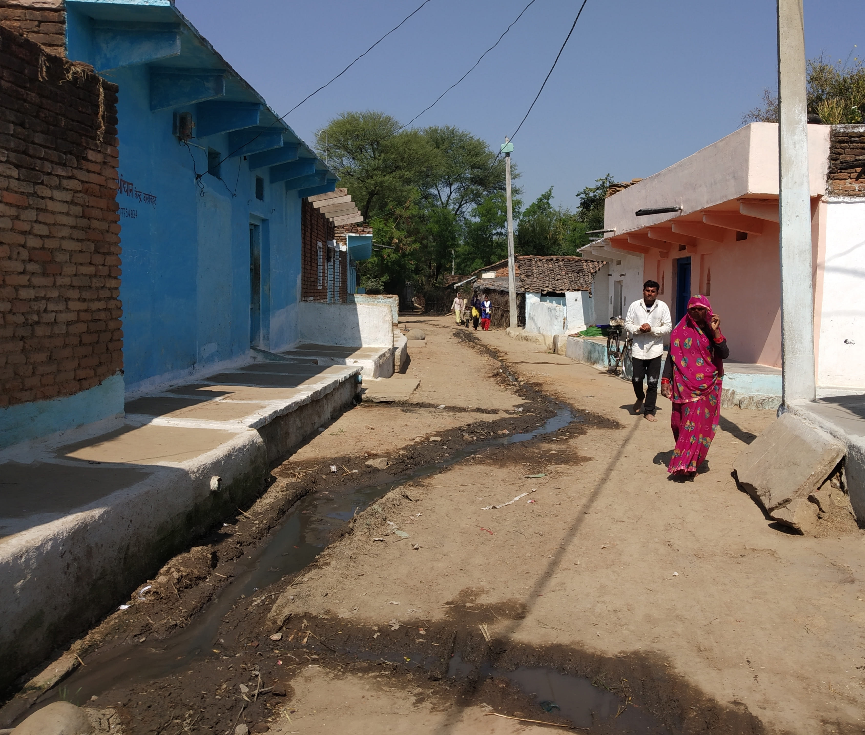 डोंगरा कला में सड़क के बीच में बनी नाली डोंगरा कला में सड़क के बीच में बनी नाली