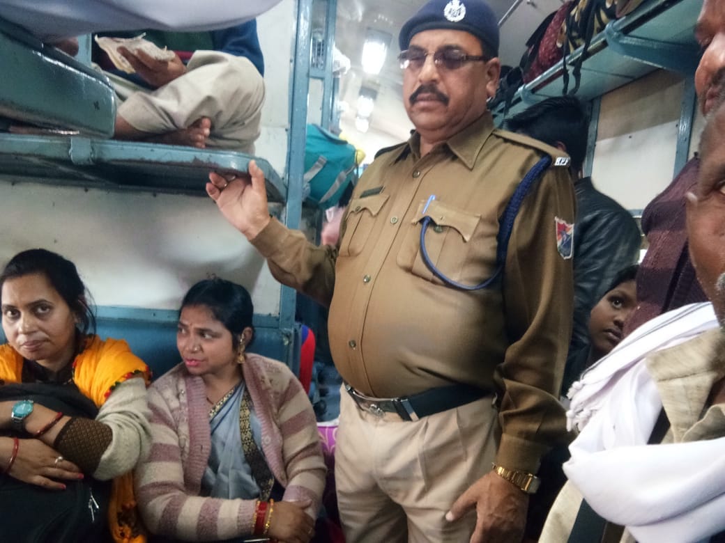 महिला कोच में बैठे यात्रियों को उतारते आरपीएफ कर्मी। महिला कोच में बैठे यात्रियों को उतारते आरपीएफ कर्मी।